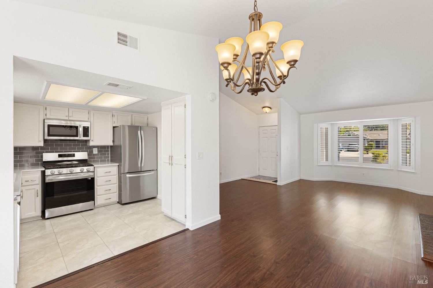 Detail Gallery Image 15 of 28 For 406 April Ct, Vacaville,  CA 95687 - 3 Beds | 2 Baths