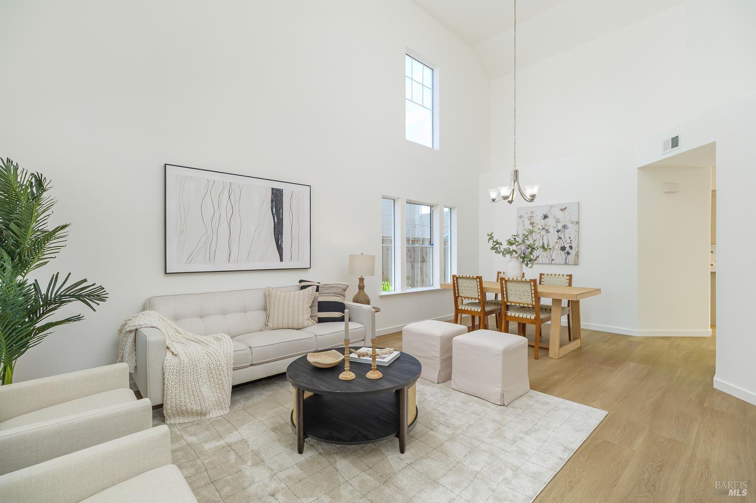 Detail Gallery Image 2 of 48 For 717 Weymouth St, Petaluma,  CA 94954 - 3 Beds | 2/1 Baths
