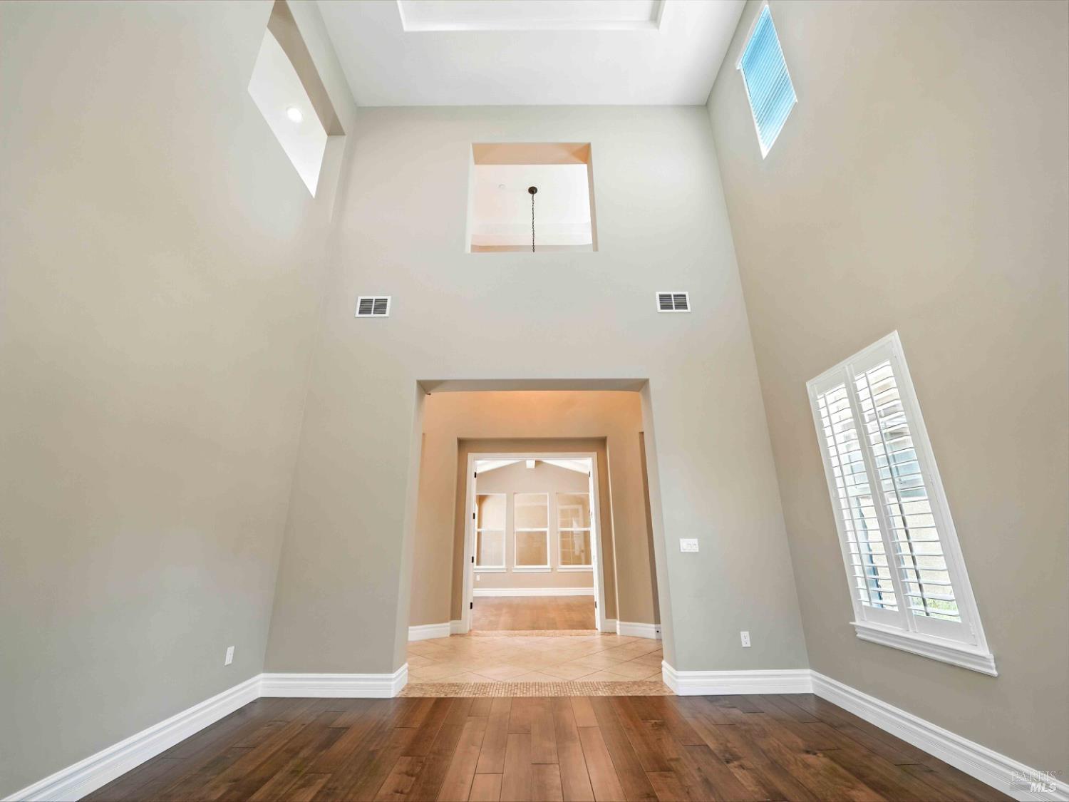 Detail Gallery Image 8 of 37 For 715 Bridle Ridge Dr, Fairfield,  CA 94534 - 5 Beds | 5/1 Baths