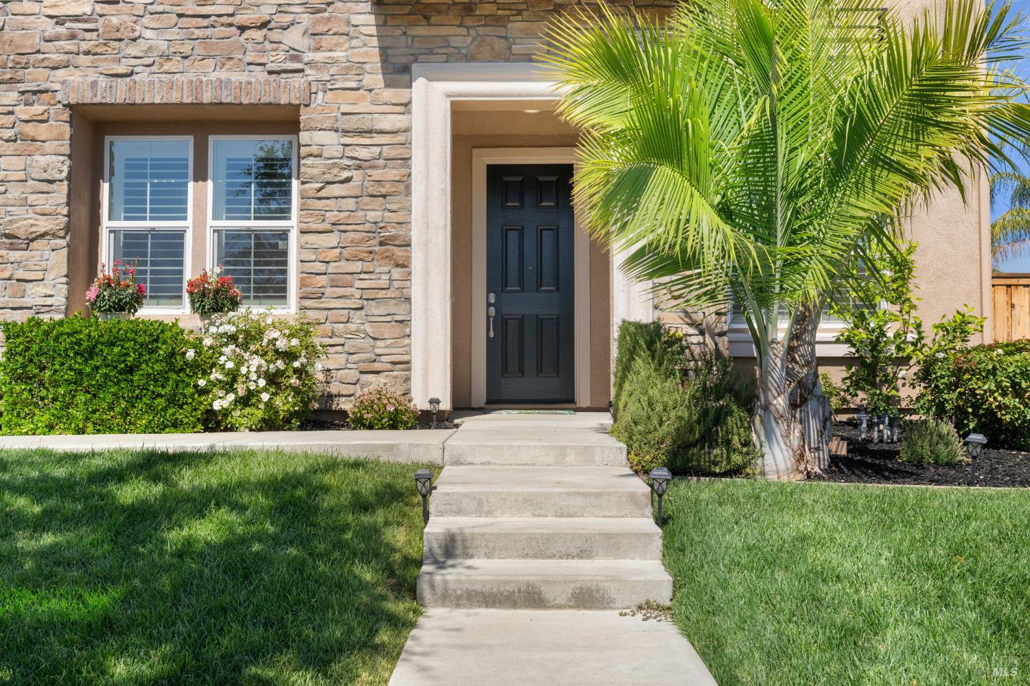Detail Gallery Image 4 of 88 For 685 Elderberry Loop, Vacaville,  CA 95688 - 5 Beds | 4/1 Baths