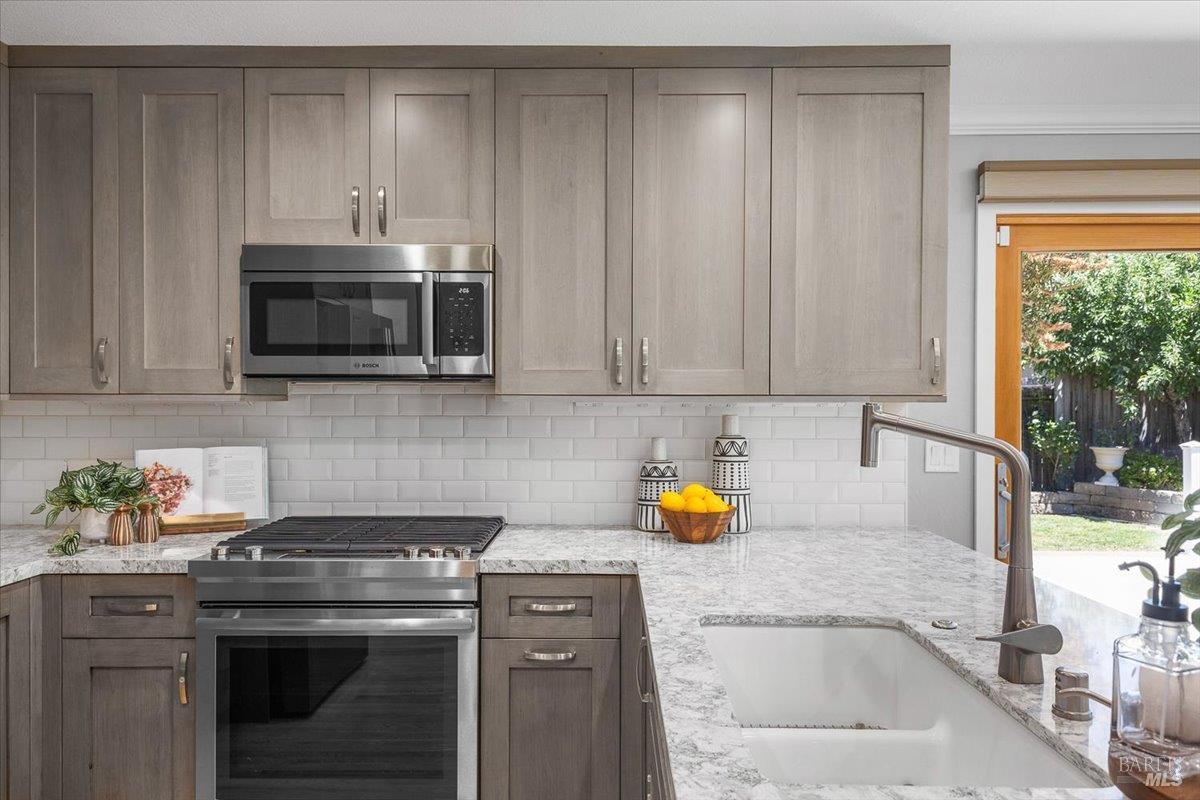 Detail Gallery Image 18 of 44 For 4305 Leafwood Cir, Santa Rosa,  CA 95405 - 3 Beds | 2 Baths