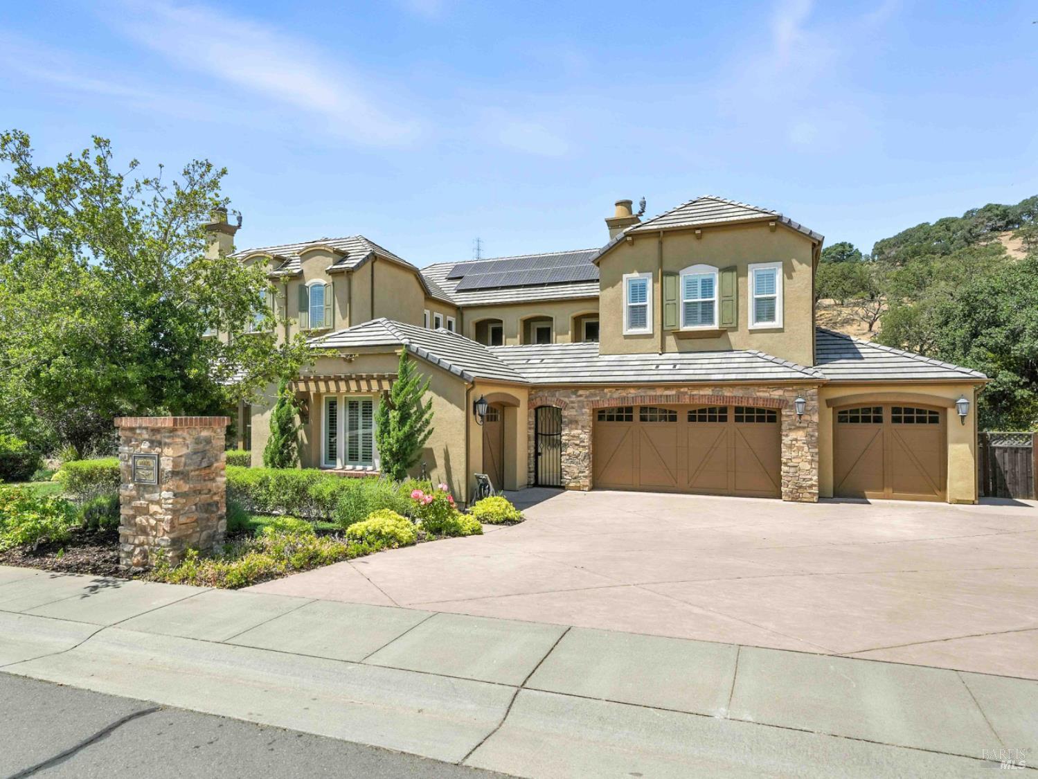 Detail Gallery Image 2 of 37 For 715 Bridle Ridge Dr, Fairfield,  CA 94534 - 5 Beds | 5/1 Baths
