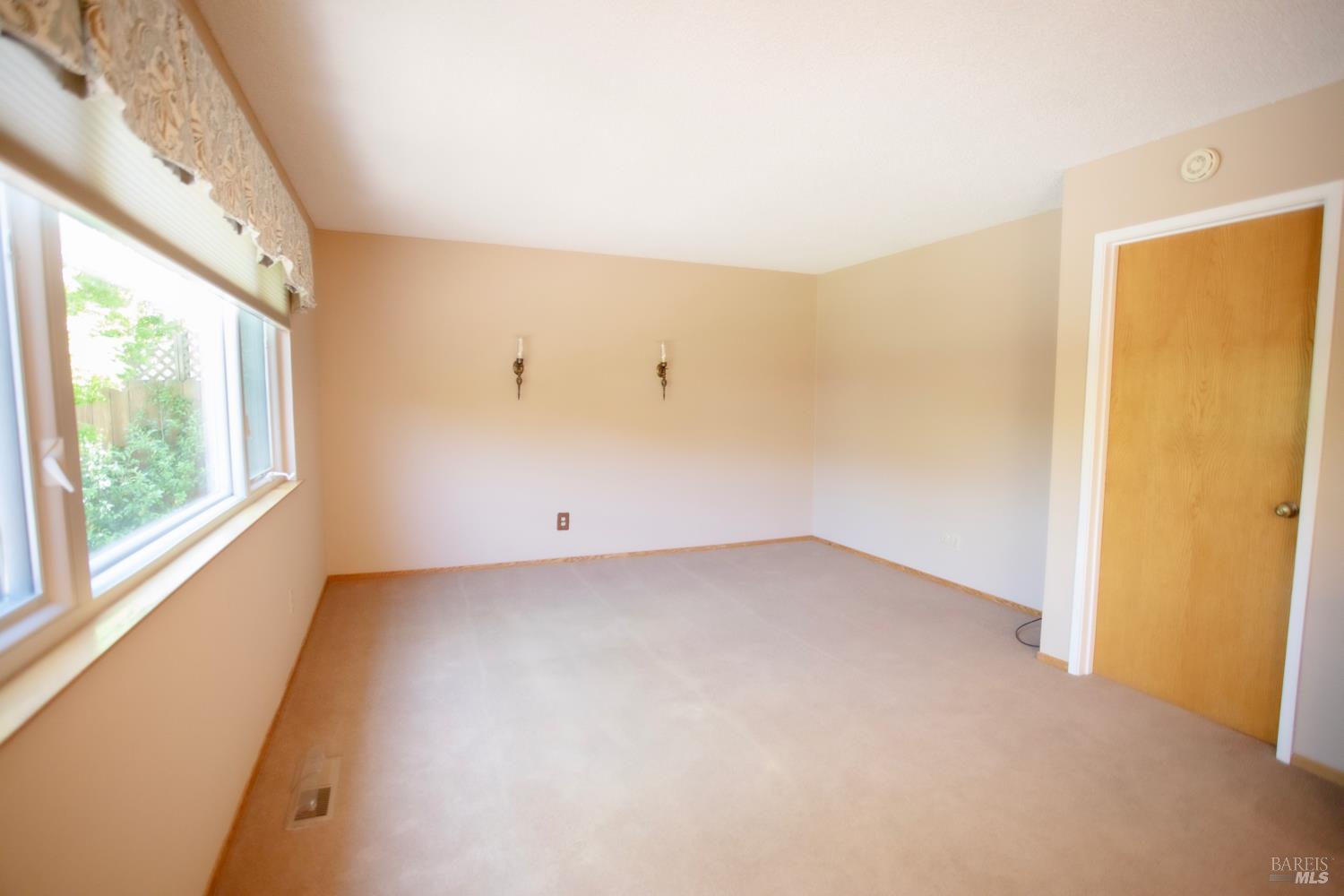 Detail Gallery Image 12 of 39 For 1688 Kearny Ct, Petaluma,  CA 94954 - 5 Beds | 2/1 Baths
