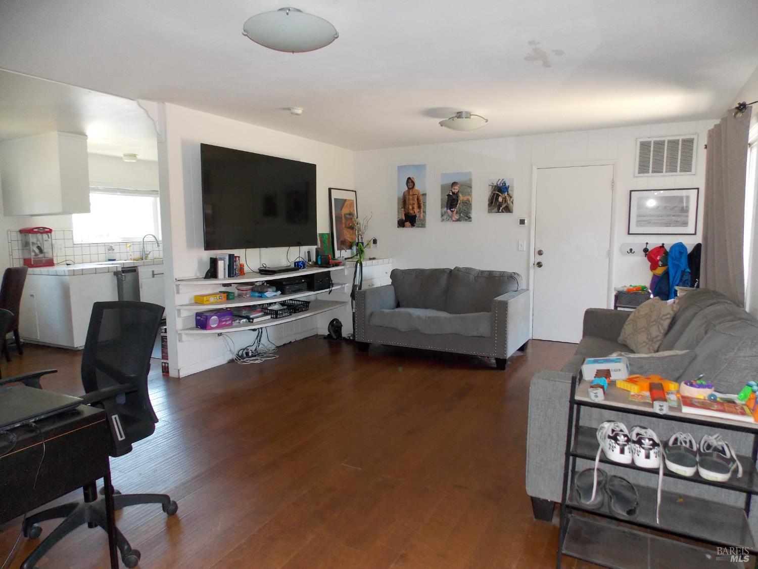 Detail Gallery Image 9 of 29 For 6531 Bridgewood Dr, Santa Rosa,  CA 95409 - 3 Beds | 2 Baths