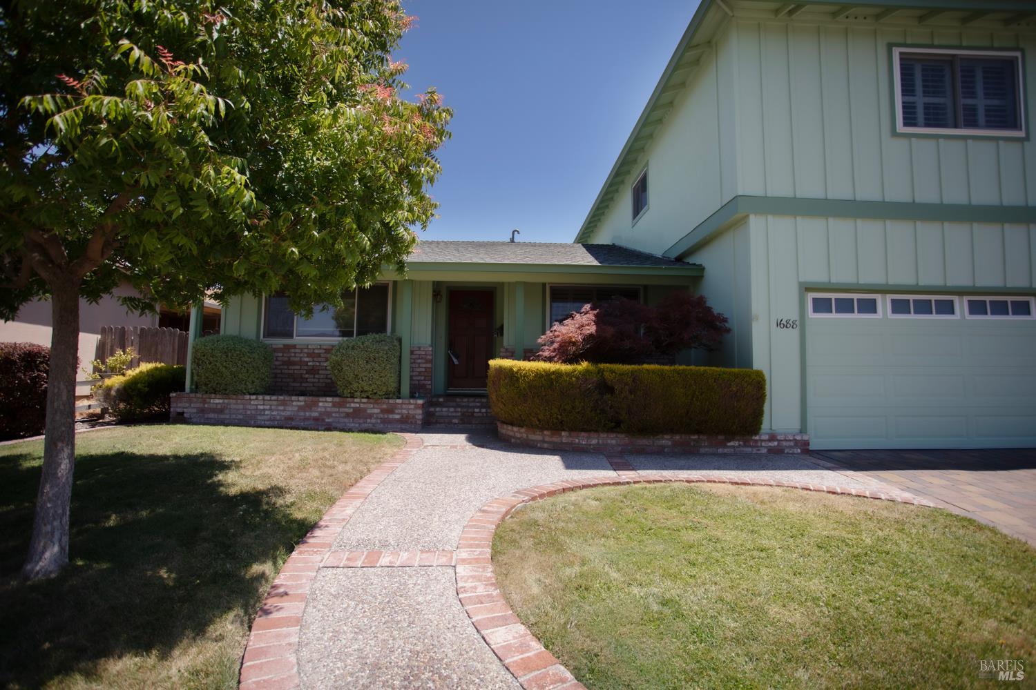 Detail Gallery Image 2 of 39 For 1688 Kearny Ct, Petaluma,  CA 94954 - 5 Beds | 2/1 Baths