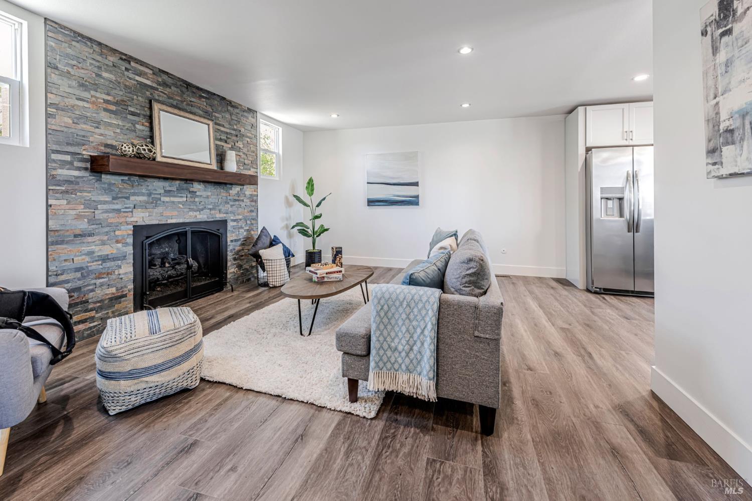 Detail Gallery Image 8 of 44 For 155 Dominican Dr, San Rafael,  CA 94901 - 3 Beds | 2/1 Baths