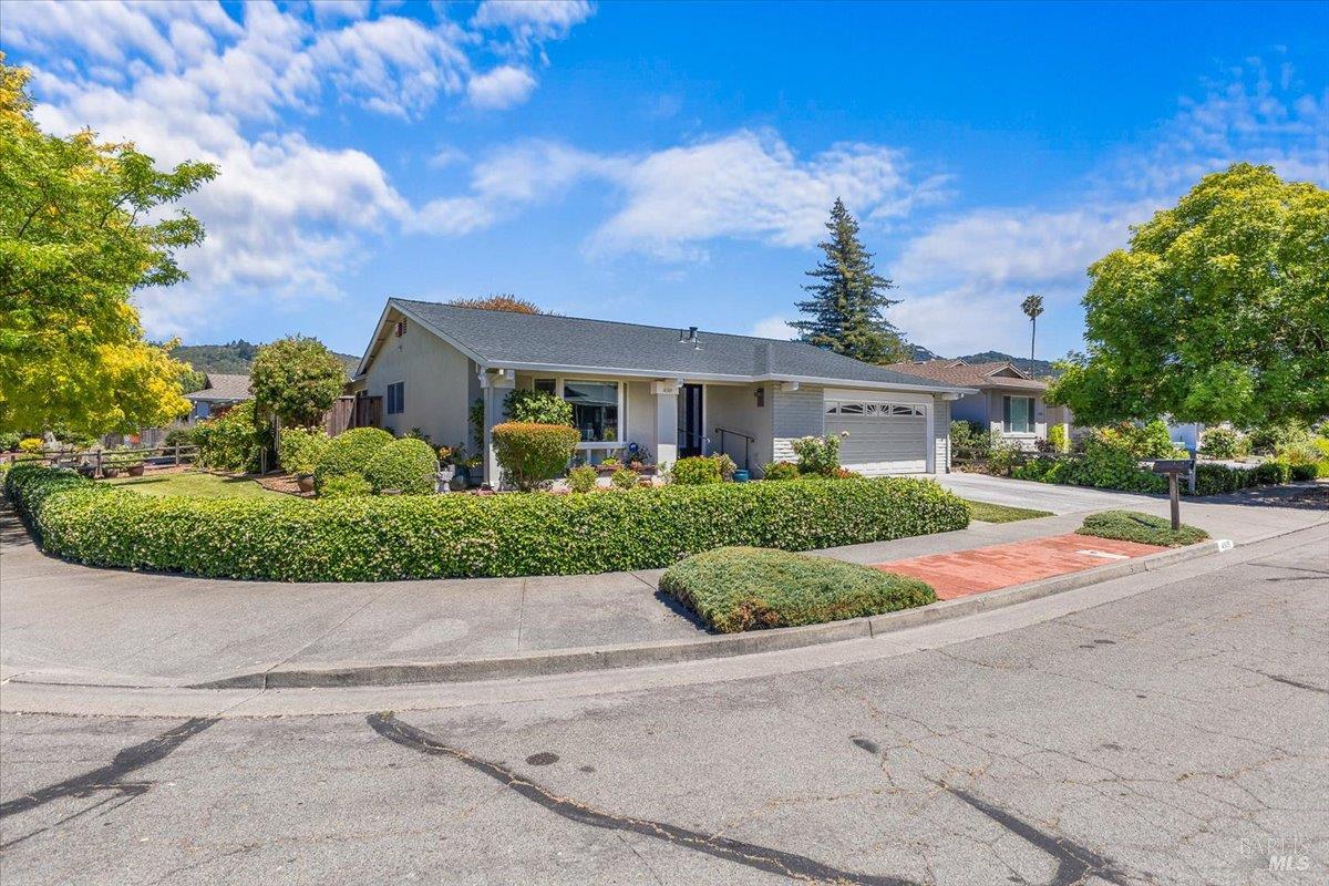 Detail Gallery Image 3 of 44 For 4305 Leafwood Cir, Santa Rosa,  CA 95405 - 3 Beds | 2 Baths