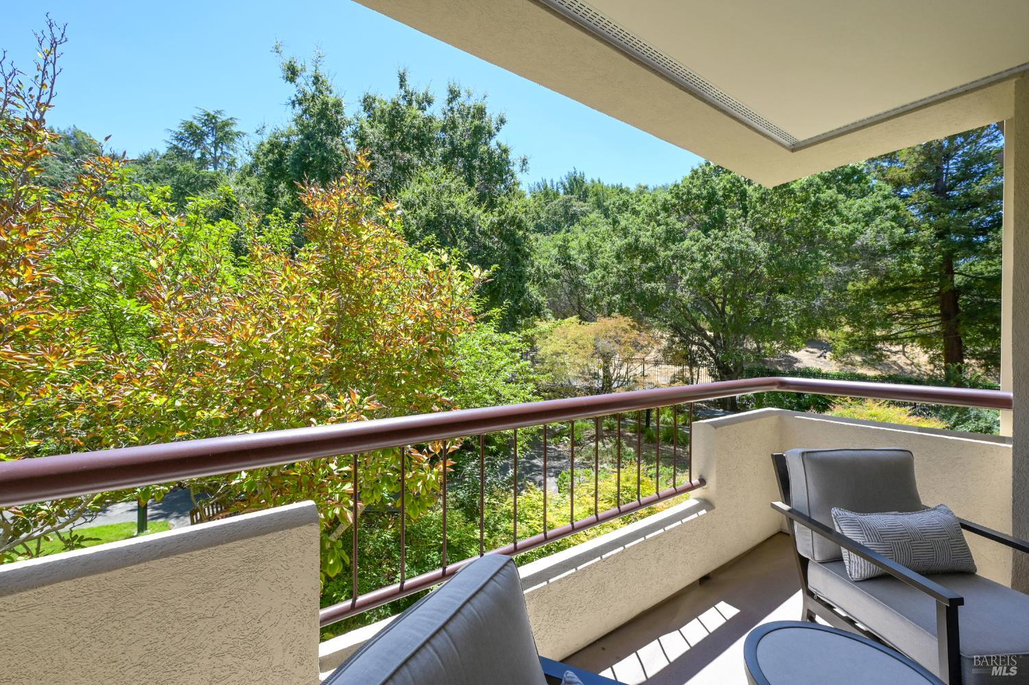 Detail Gallery Image 6 of 19 For 400 Deer Valley Rd 3g,  San Rafael,  CA 94903 - 1 Beds | 2 Baths