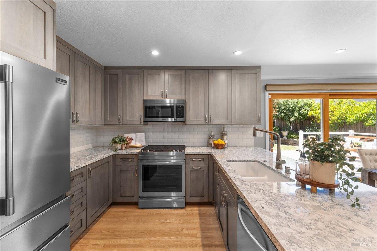 Detail Gallery Image 17 of 44 For 4305 Leafwood Cir, Santa Rosa,  CA 95405 - 3 Beds | 2 Baths