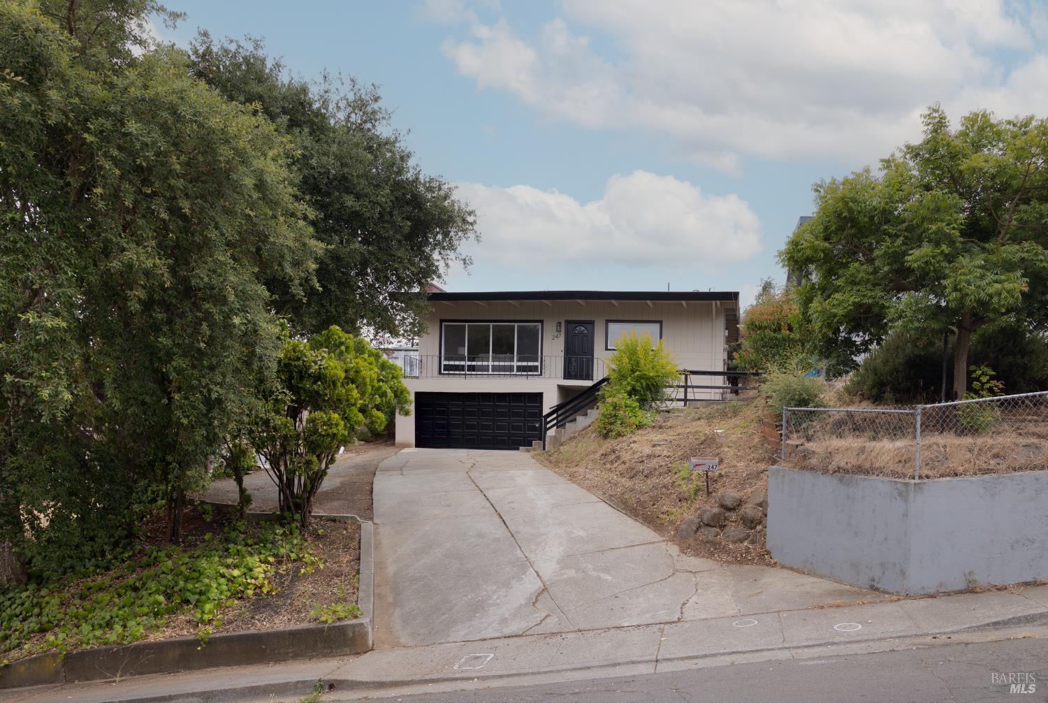 Detail Gallery Image 2 of 27 For 247 Coughlan St, Vallejo,  CA 94590 - 3 Beds | 2 Baths