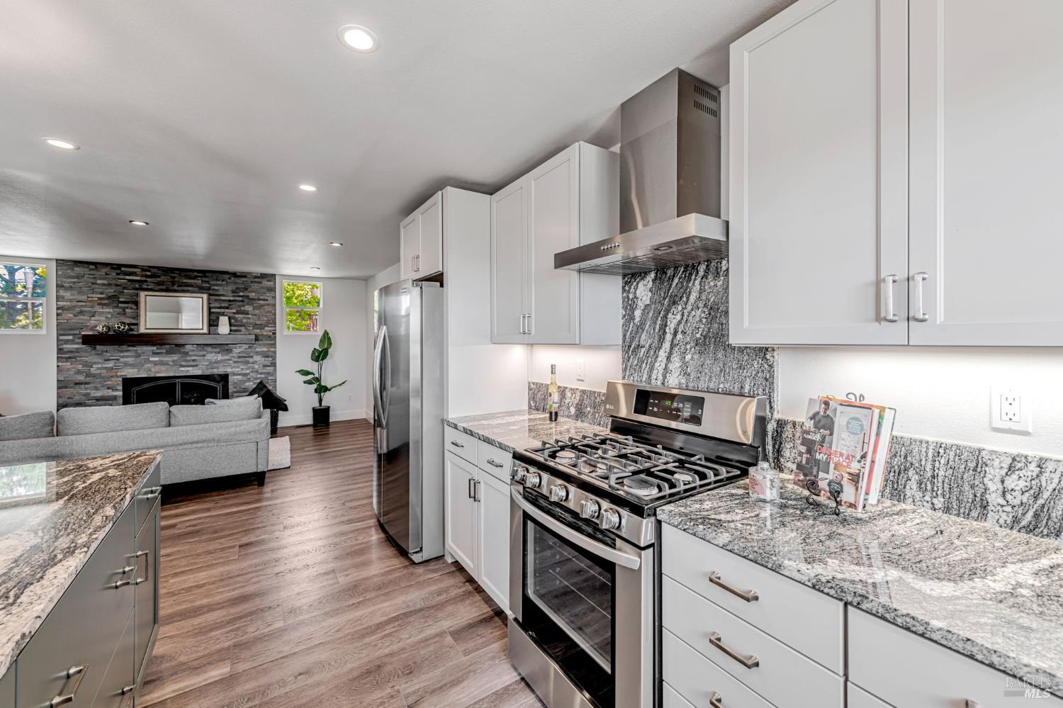 Detail Gallery Image 14 of 44 For 155 Dominican Dr, San Rafael,  CA 94901 - 3 Beds | 2/1 Baths