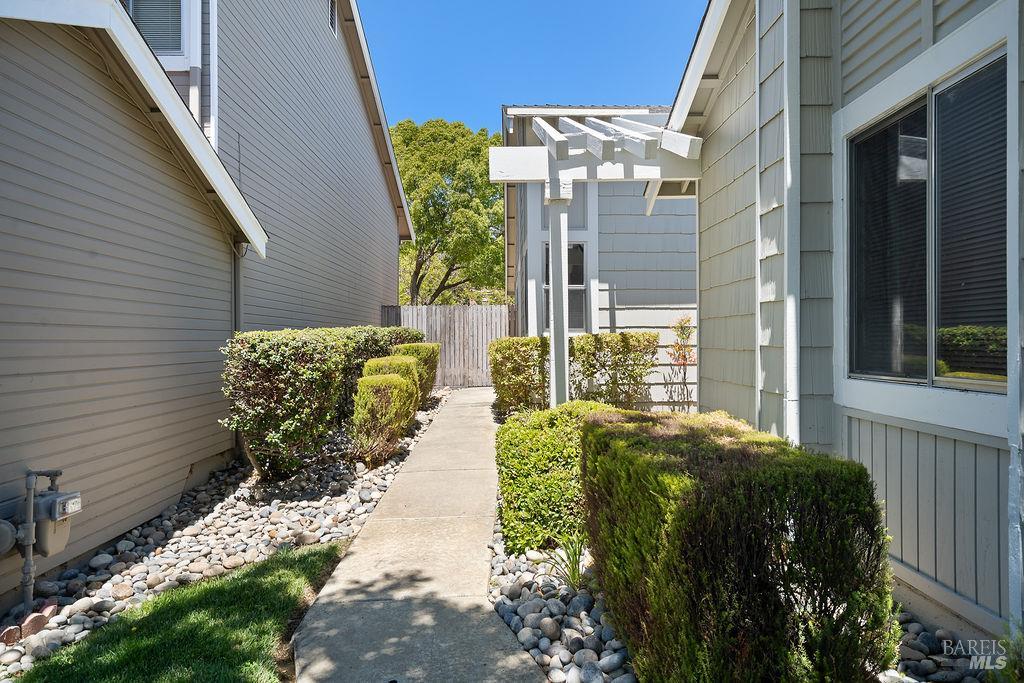 Detail Gallery Image 3 of 27 For 148 Stageline Dr, Vallejo,  CA 94591 - 2 Beds | 1 Baths