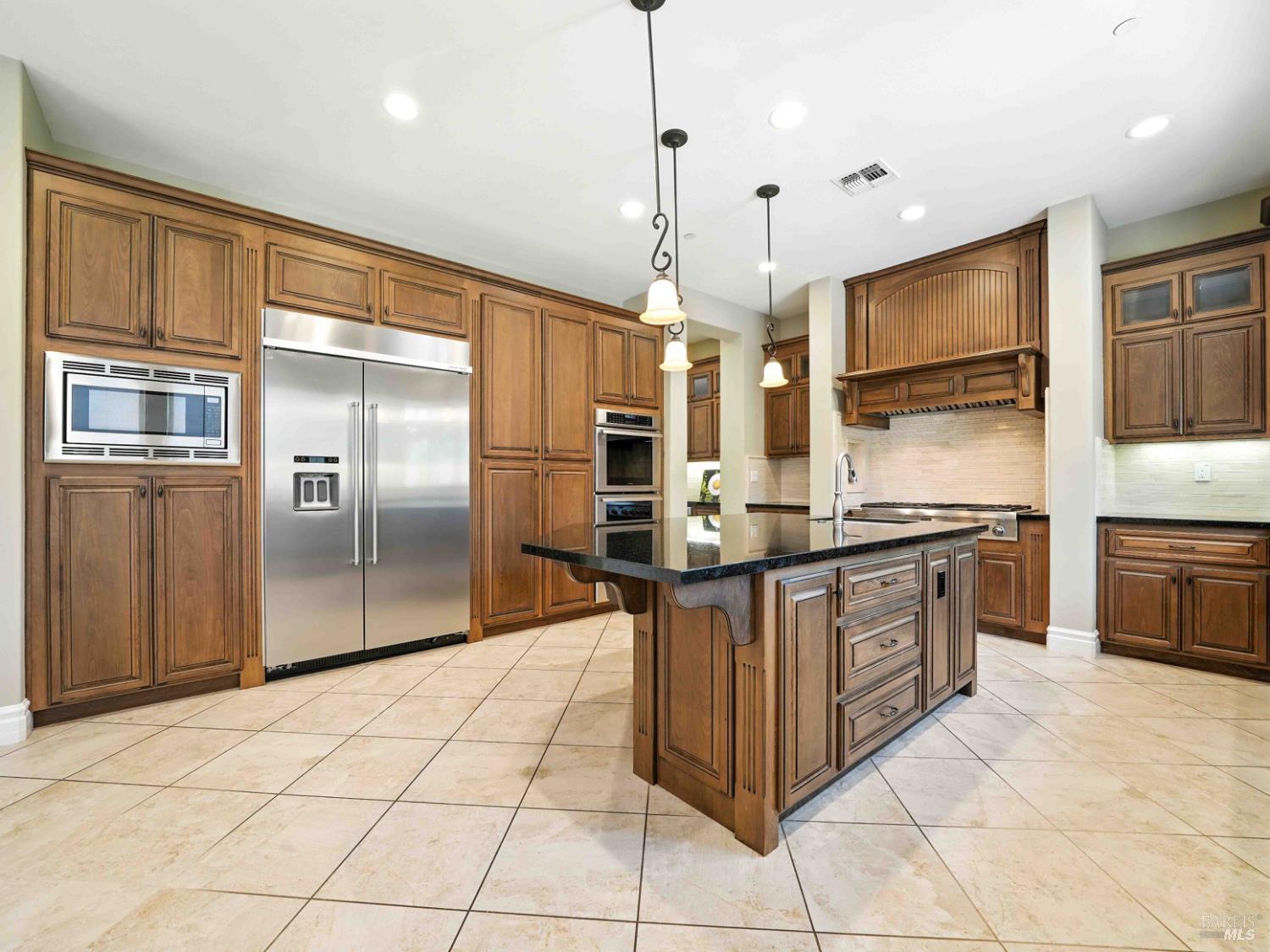 Detail Gallery Image 14 of 37 For 715 Bridle Ridge Dr, Fairfield,  CA 94534 - 5 Beds | 5/1 Baths
