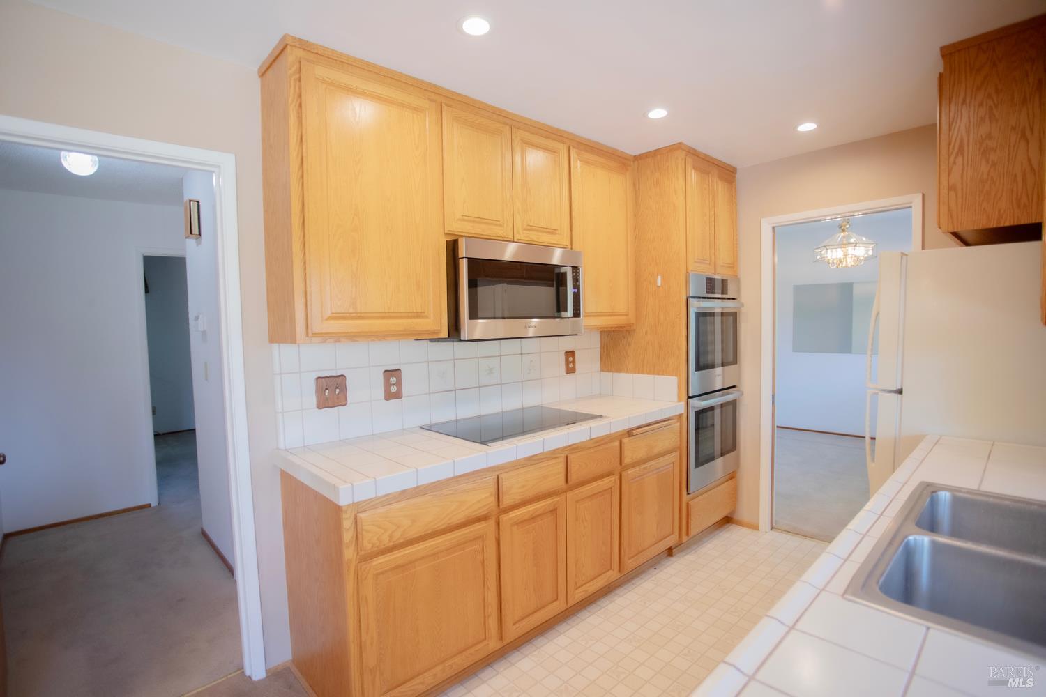 Detail Gallery Image 9 of 39 For 1688 Kearny Ct, Petaluma,  CA 94954 - 5 Beds | 2/1 Baths
