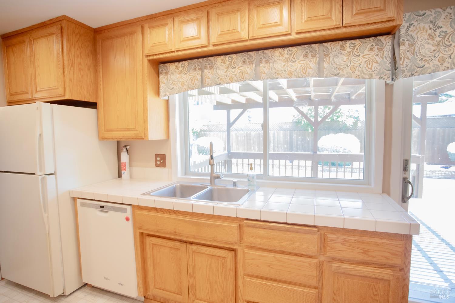 Detail Gallery Image 8 of 39 For 1688 Kearny Ct, Petaluma,  CA 94954 - 5 Beds | 2/1 Baths