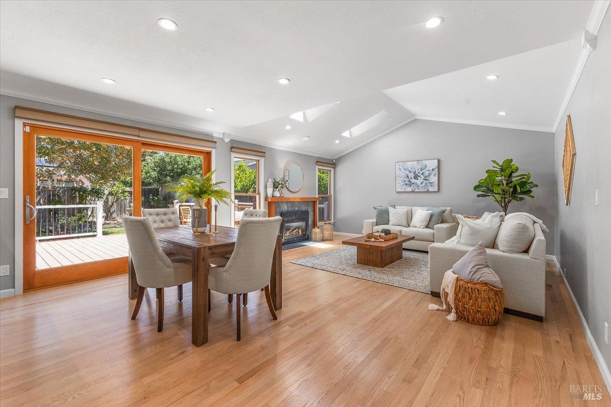 Detail Gallery Image 8 of 44 For 4305 Leafwood Cir, Santa Rosa,  CA 95405 - 3 Beds | 2 Baths