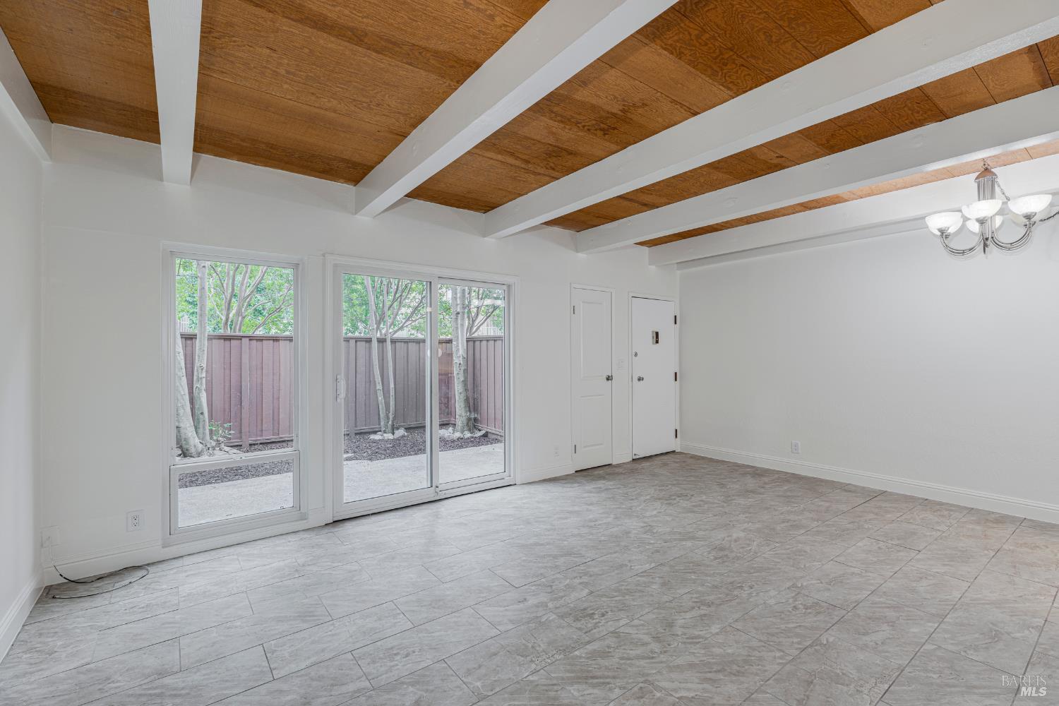 Detail Gallery Image 4 of 33 For 1550 Center Rd #45,  Novato,  CA 94947 - 2 Beds | 1/1 Baths