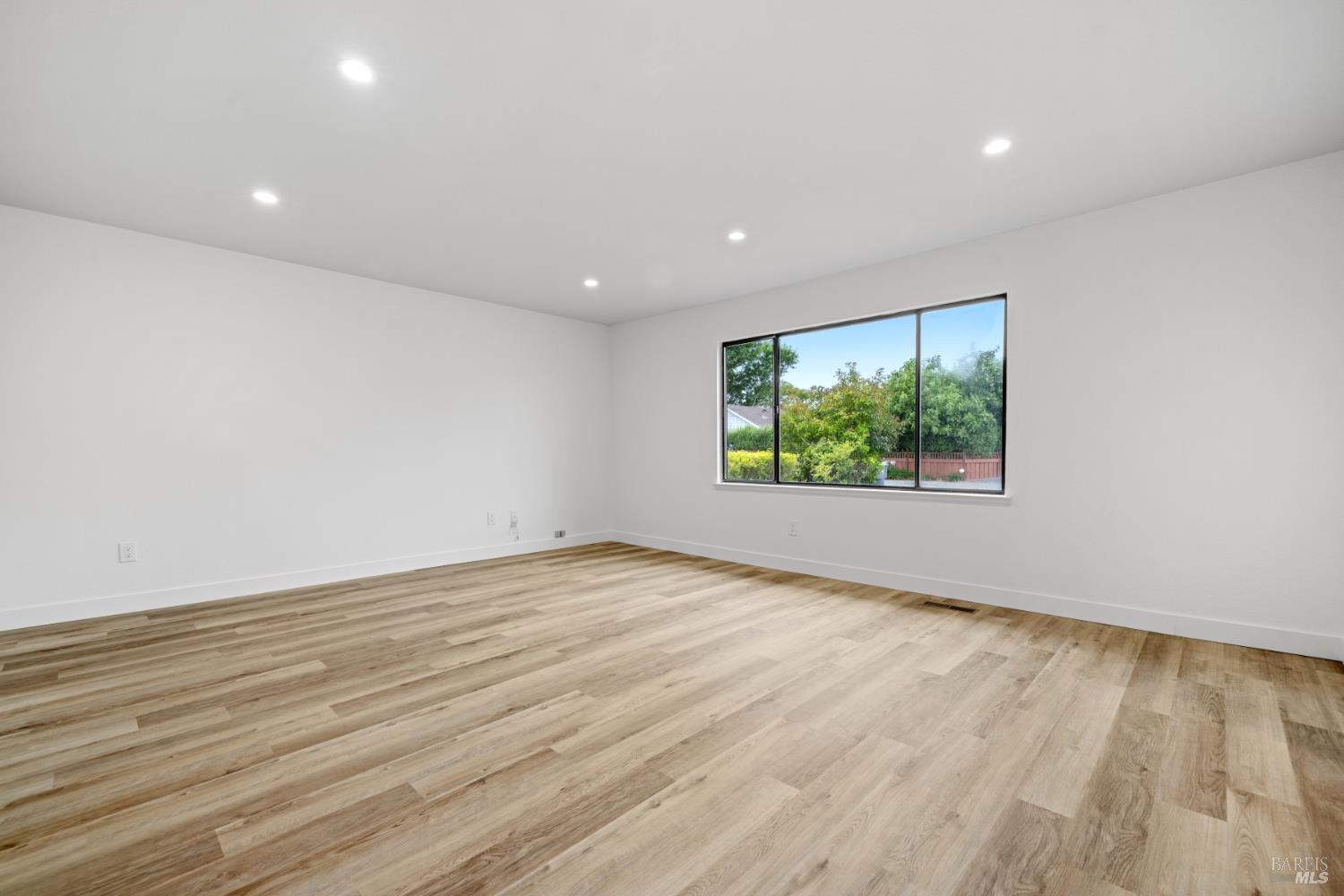 Detail Gallery Image 14 of 36 For 8 Margory Ct, Novato,  CA 94947 - 3 Beds | 2/1 Baths
