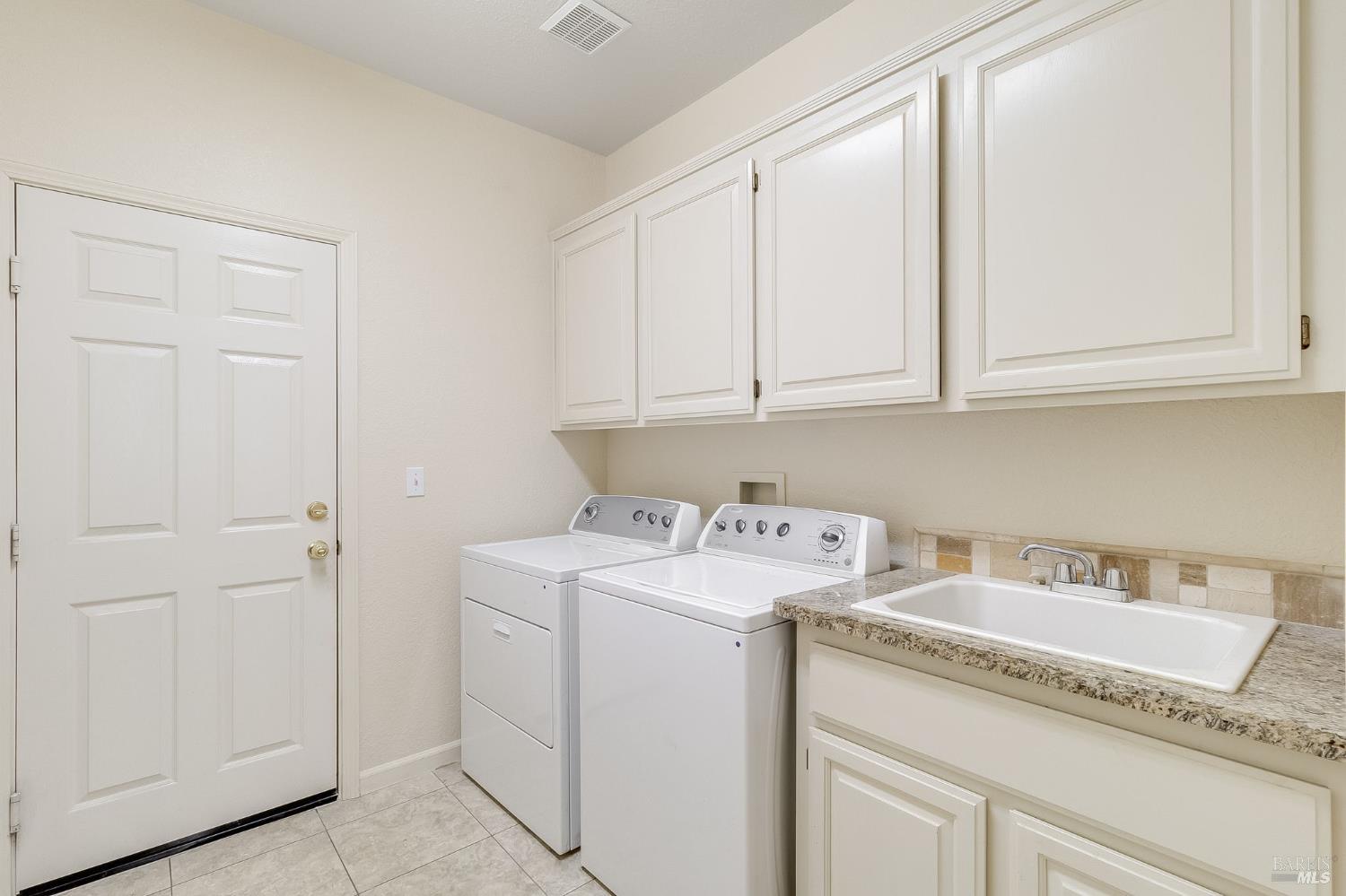 Detail Gallery Image 9 of 19 For 400 Wick Ct, Vacaville,  CA 95687 - 3 Beds | 2 Baths