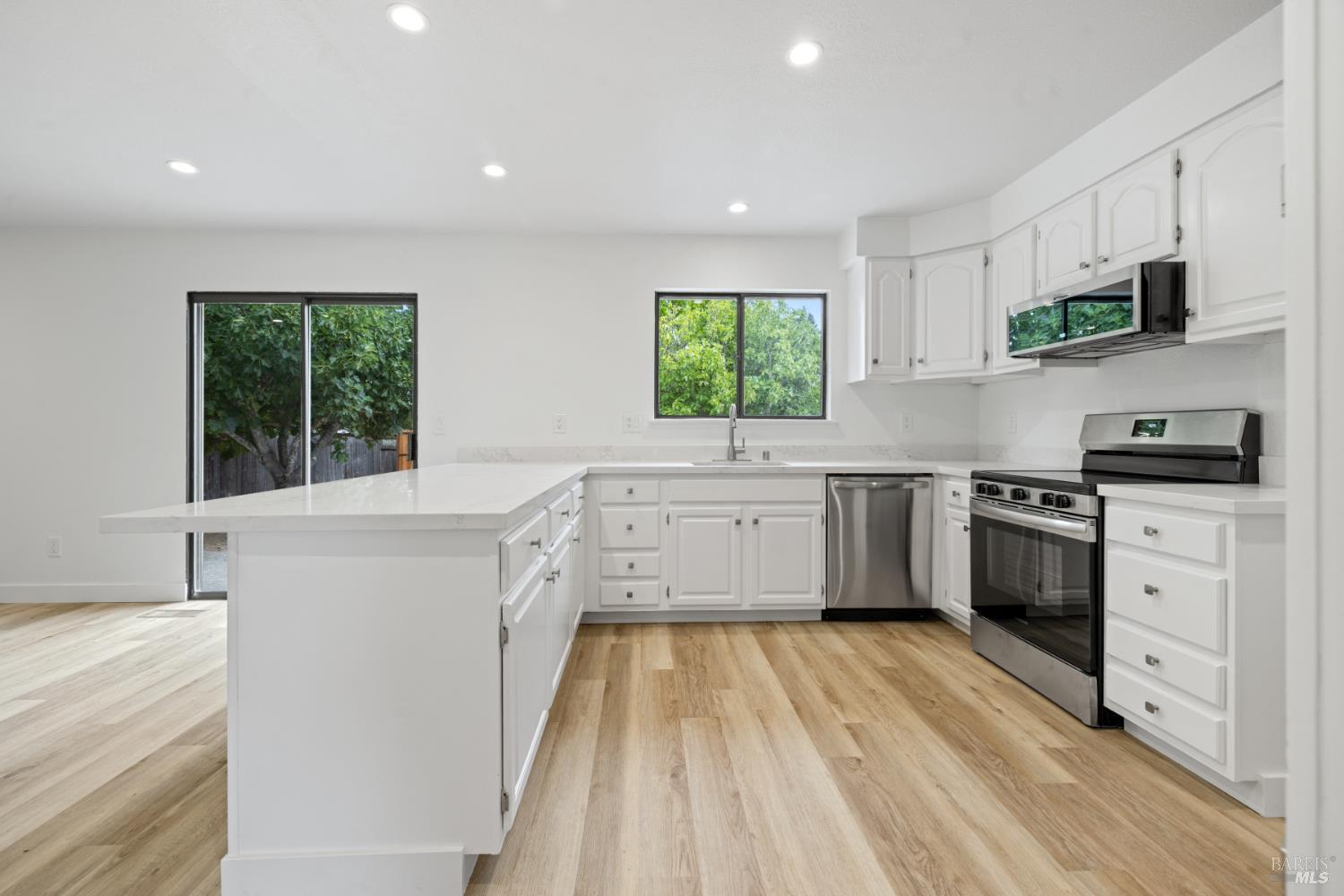 Detail Gallery Image 5 of 36 For 8 Margory Ct, Novato,  CA 94947 - 3 Beds | 2/1 Baths