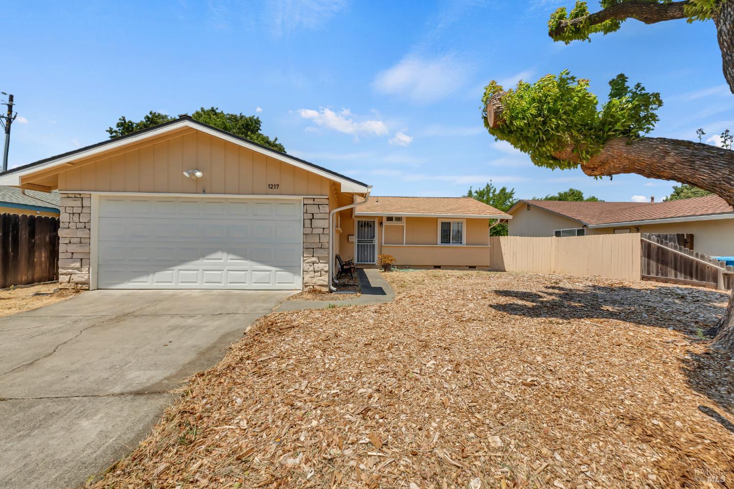 Detail Gallery Image 1 of 20 For 1217 Alderwood Way, Vacaville,  CA 95687 - 3 Beds | 1 Baths