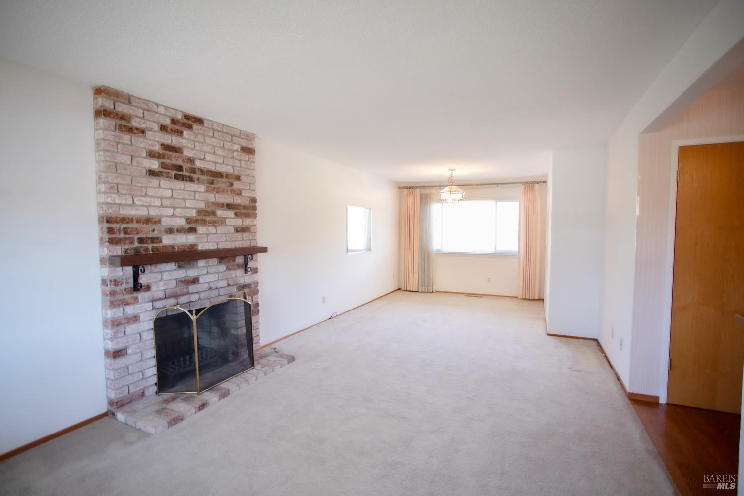 Detail Gallery Image 4 of 39 For 1688 Kearny Ct, Petaluma,  CA 94954 - 5 Beds | 2/1 Baths