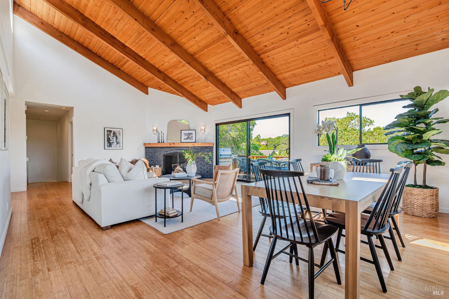 Detail Gallery Image 6 of 30 For 352 Laurel Ave, Novato,  CA 94945 - 4 Beds | 2/1 Baths