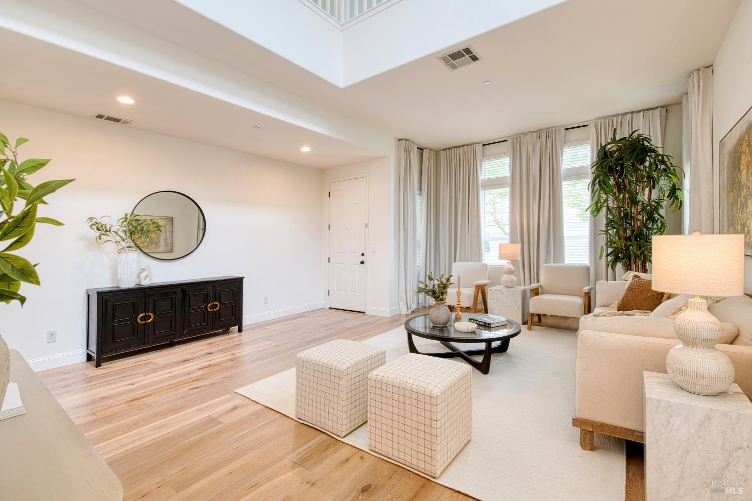 Detail Gallery Image 5 of 35 For 19 Sunny Cove Dr, Novato,  CA 94949 - 4 Beds | 2/1 Baths