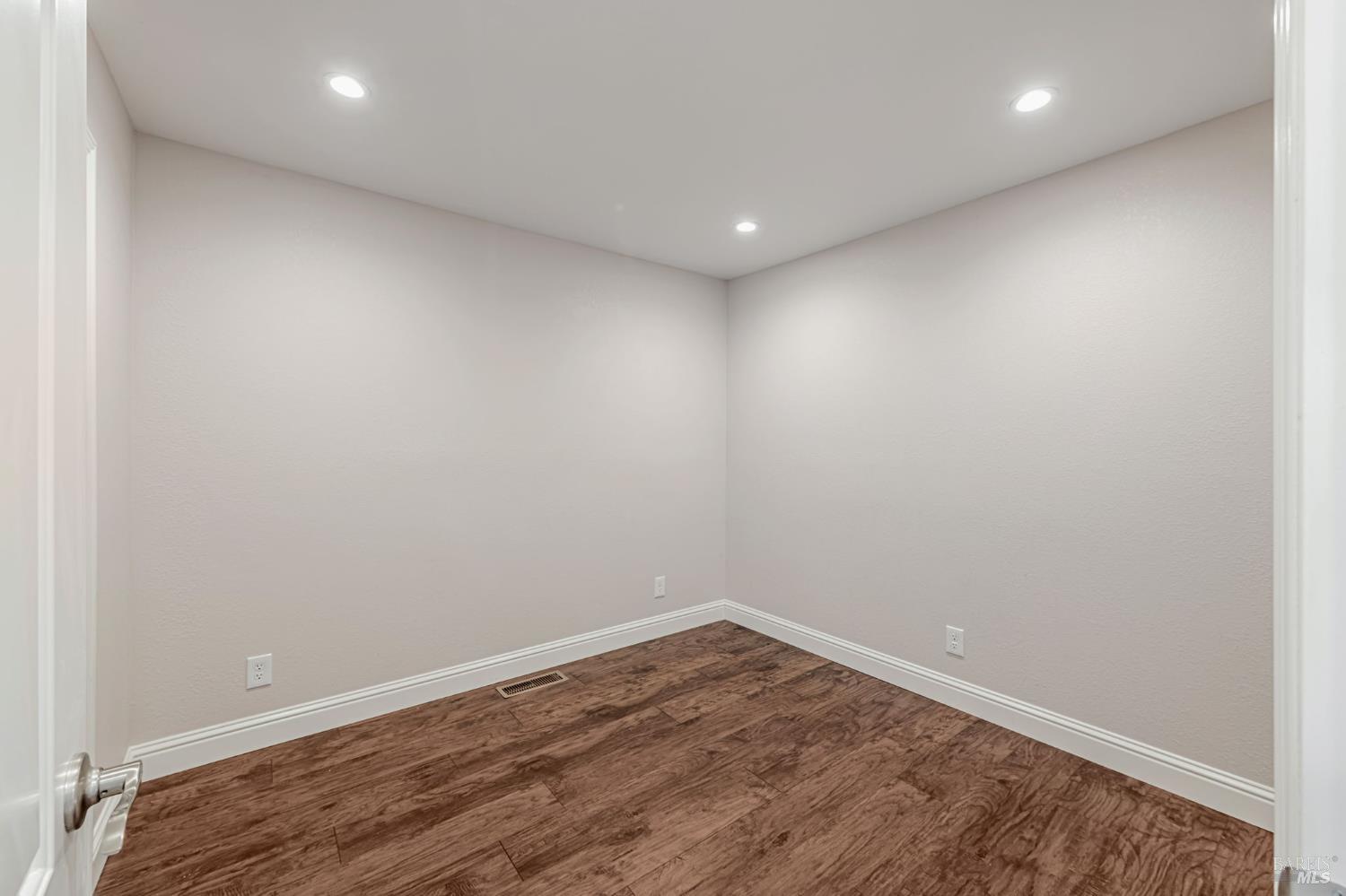 Detail Gallery Image 33 of 44 For 155 Dominican Dr, San Rafael,  CA 94901 - 3 Beds | 2/1 Baths