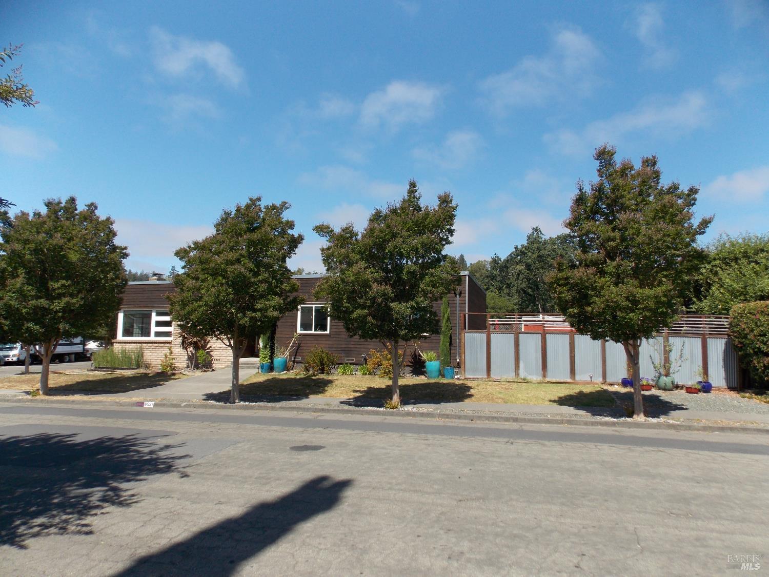Detail Gallery Image 4 of 29 For 6531 Bridgewood Dr, Santa Rosa,  CA 95409 - 3 Beds | 2 Baths