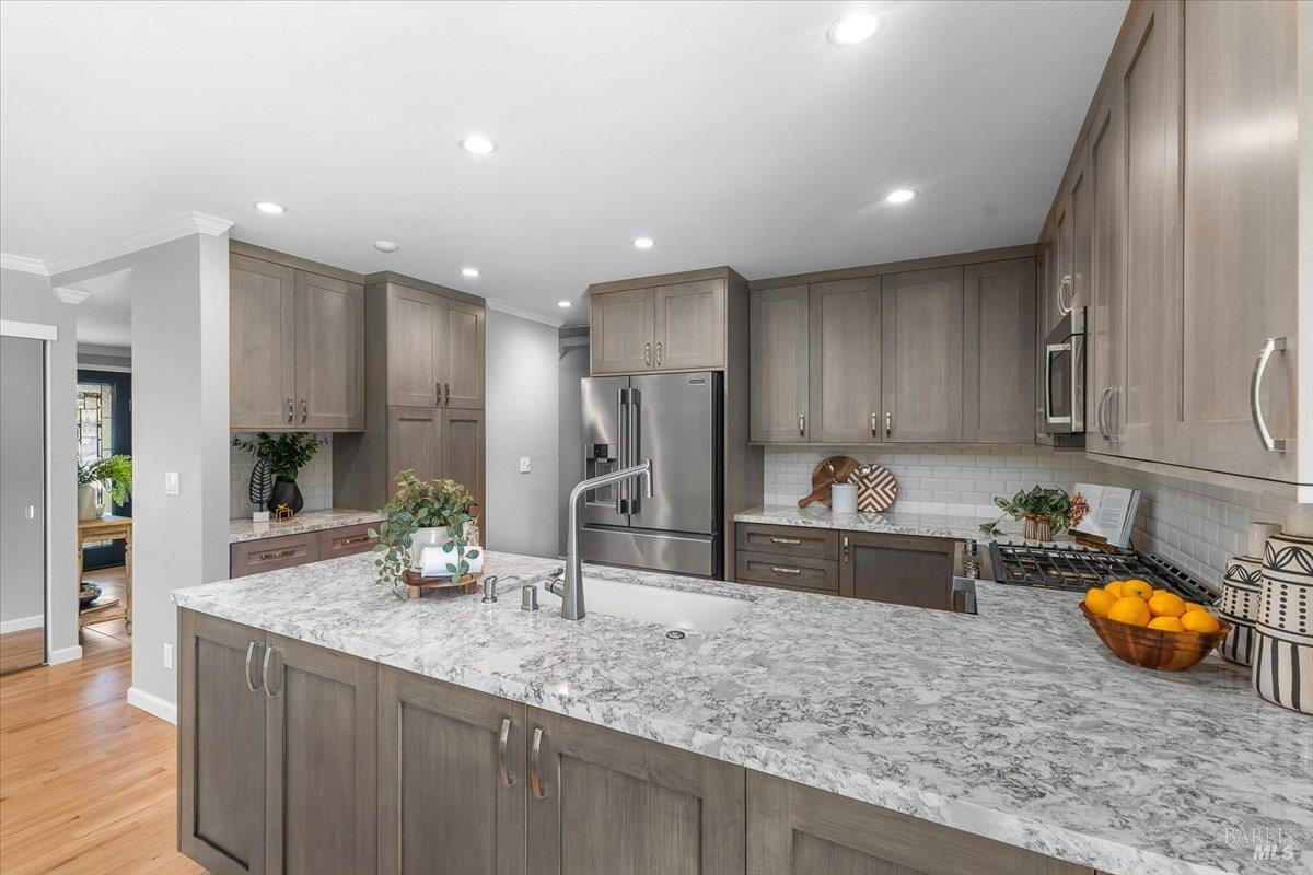 Detail Gallery Image 16 of 44 For 4305 Leafwood Cir, Santa Rosa,  CA 95405 - 3 Beds | 2 Baths