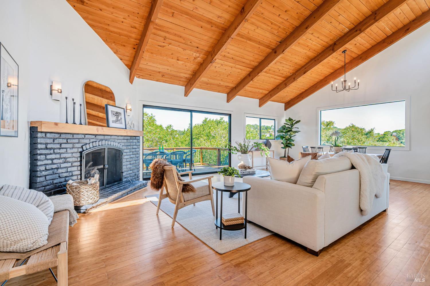 Detail Gallery Image 1 of 30 For 352 Laurel Ave, Novato,  CA 94945 - 4 Beds | 2/1 Baths