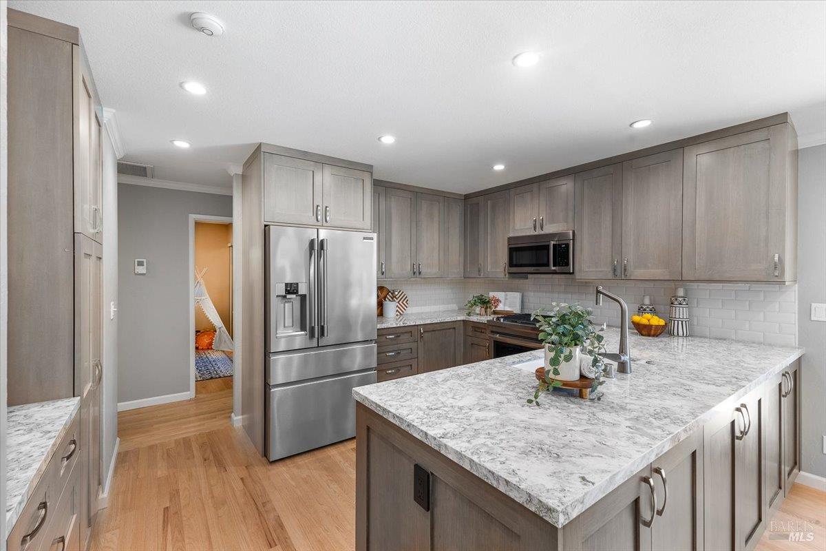 Detail Gallery Image 15 of 44 For 4305 Leafwood Cir, Santa Rosa,  CA 95405 - 3 Beds | 2 Baths