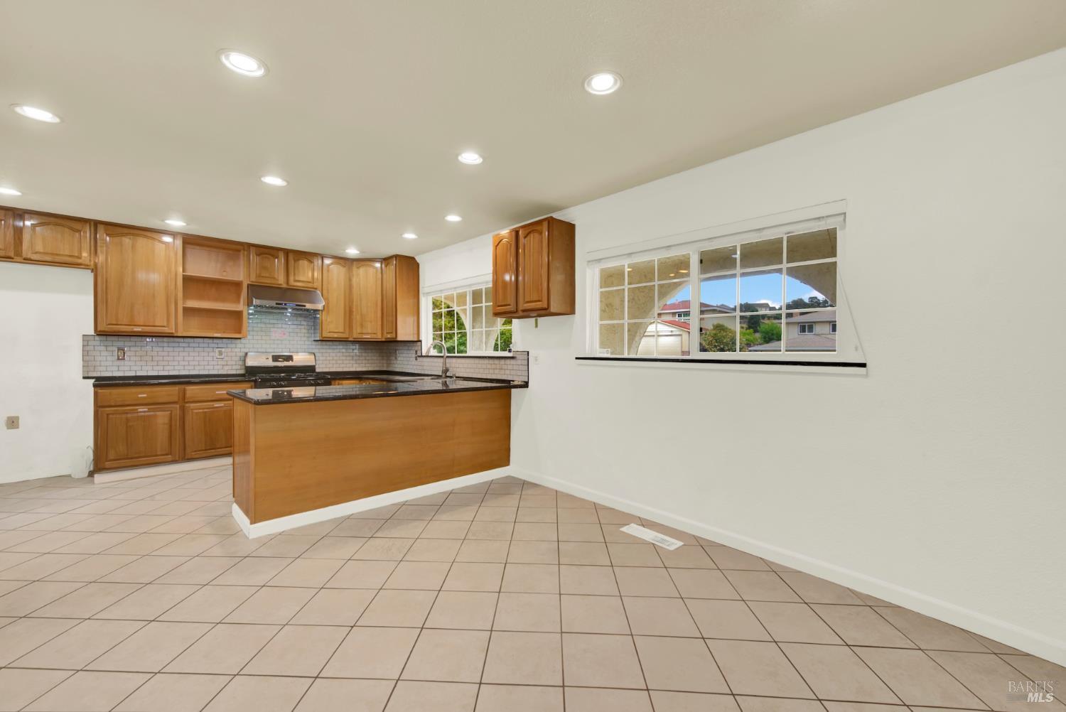 Detail Gallery Image 11 of 62 For 112 Picadilly Cir, Vallejo,  CA 94591 - 4 Beds | 3 Baths
