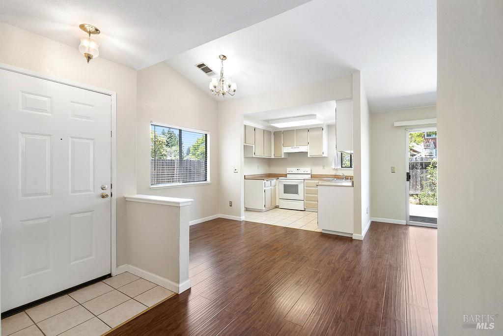Detail Gallery Image 4 of 27 For 148 Stageline Dr, Vallejo,  CA 94591 - 2 Beds | 1 Baths