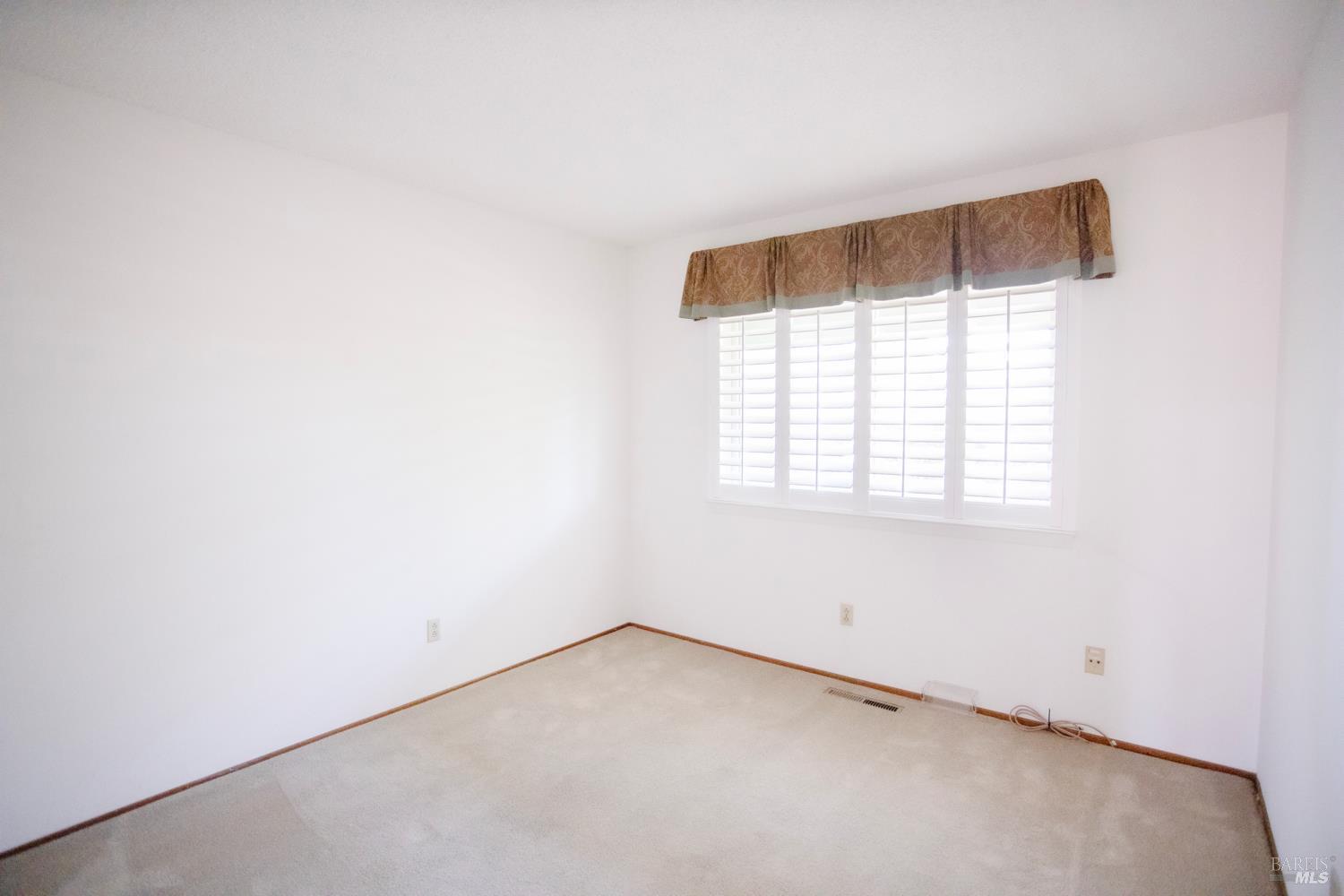 Detail Gallery Image 25 of 39 For 1688 Kearny Ct, Petaluma,  CA 94954 - 5 Beds | 2/1 Baths