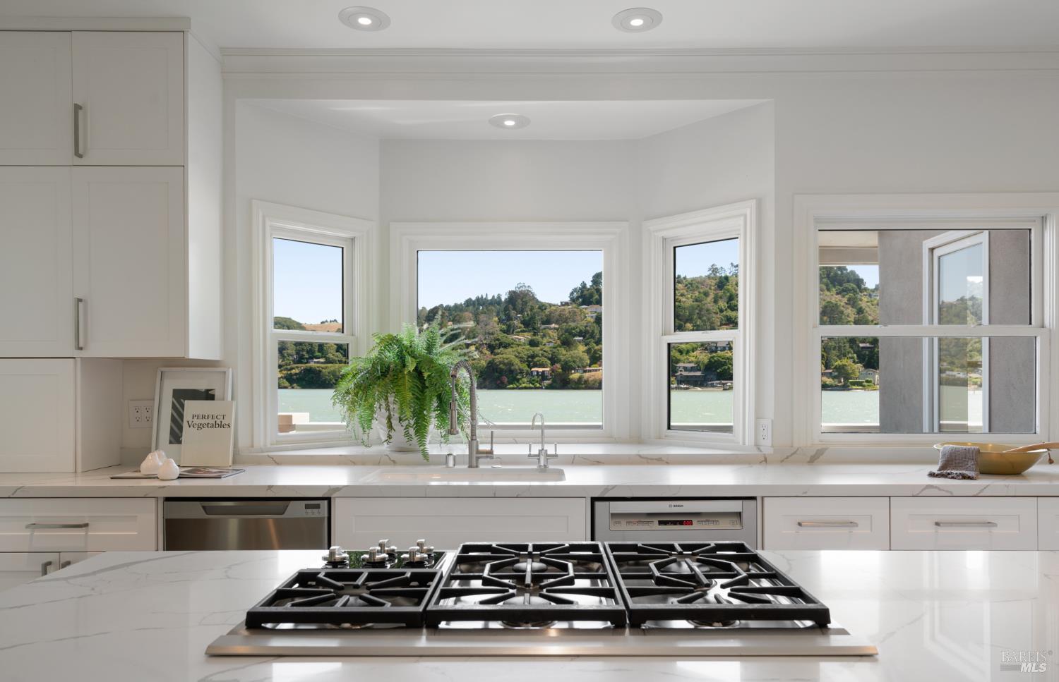 Detail Gallery Image 9 of 40 For 79 Trinidad Dr, Tiburon,  CA 94920 - 5 Beds | 4/1 Baths