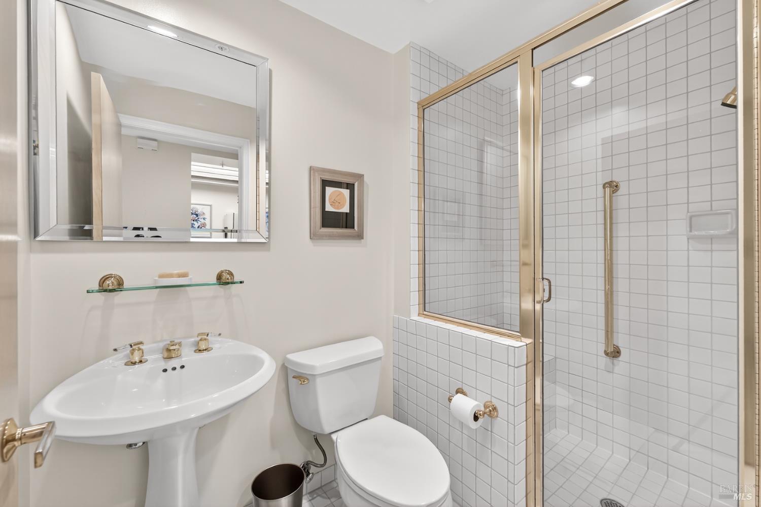 Detail Gallery Image 9 of 19 For 400 Deer Valley Rd 3g,  San Rafael,  CA 94903 - 1 Beds | 2 Baths