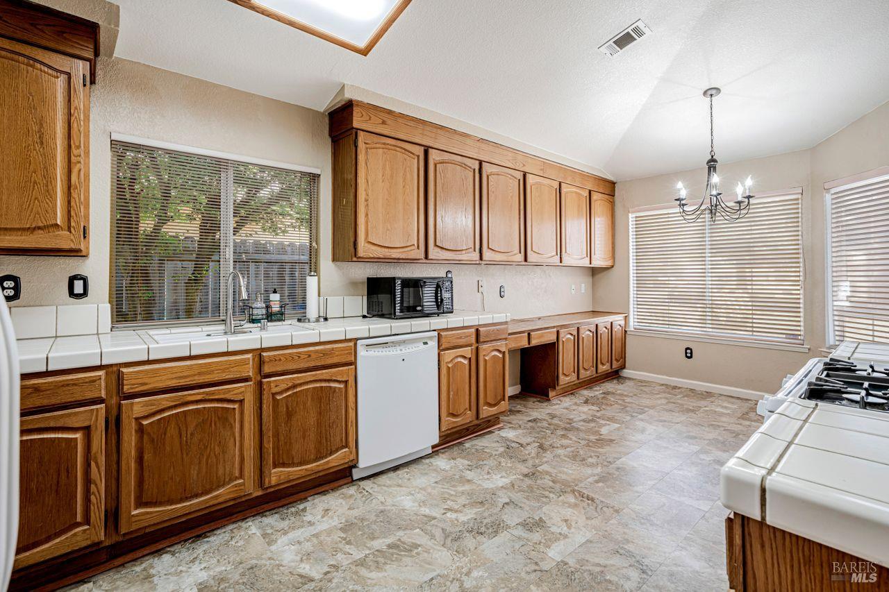 Detail Gallery Image 7 of 36 For 812 Sonnet Dr, Vacaville,  CA 95687 - 3 Beds | 2 Baths