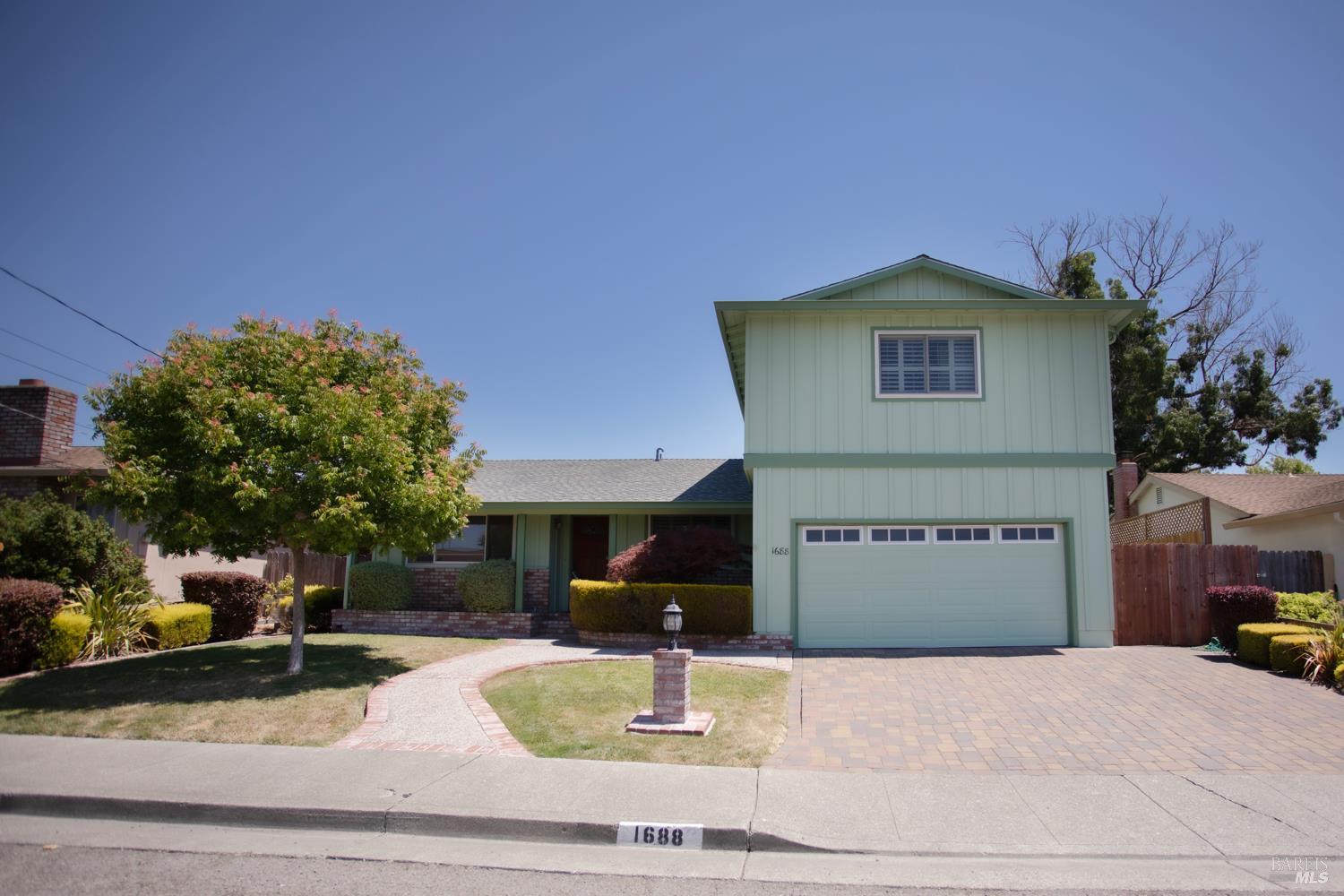 Detail Gallery Image 1 of 39 For 1688 Kearny Ct, Petaluma,  CA 94954 - 5 Beds | 2/1 Baths