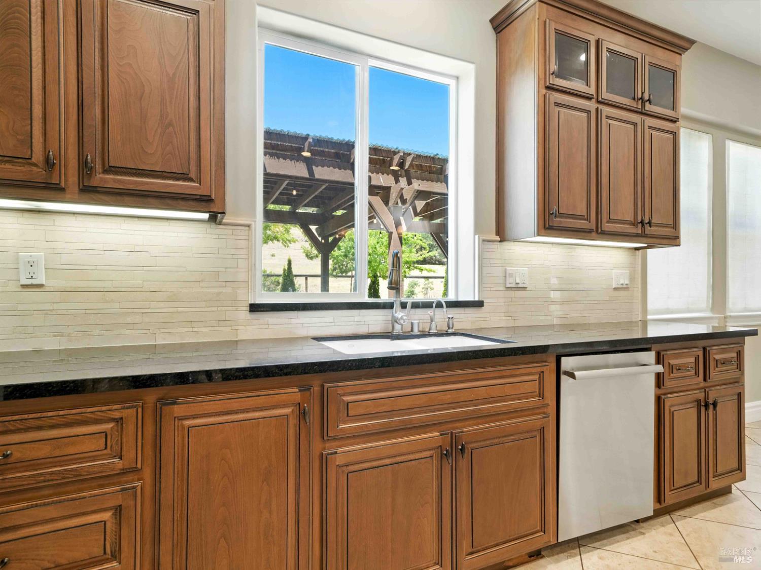 Detail Gallery Image 17 of 37 For 715 Bridle Ridge Dr, Fairfield,  CA 94534 - 5 Beds | 5/1 Baths