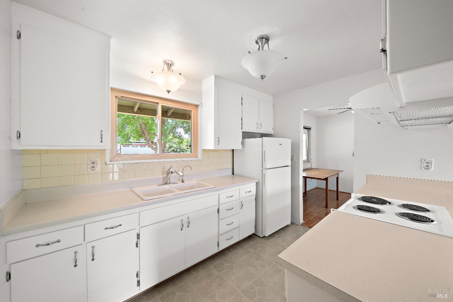 Detail Gallery Image 5 of 35 For 717 Willrush St, Santa Rosa,  CA 95401 - 3 Beds | 2 Baths