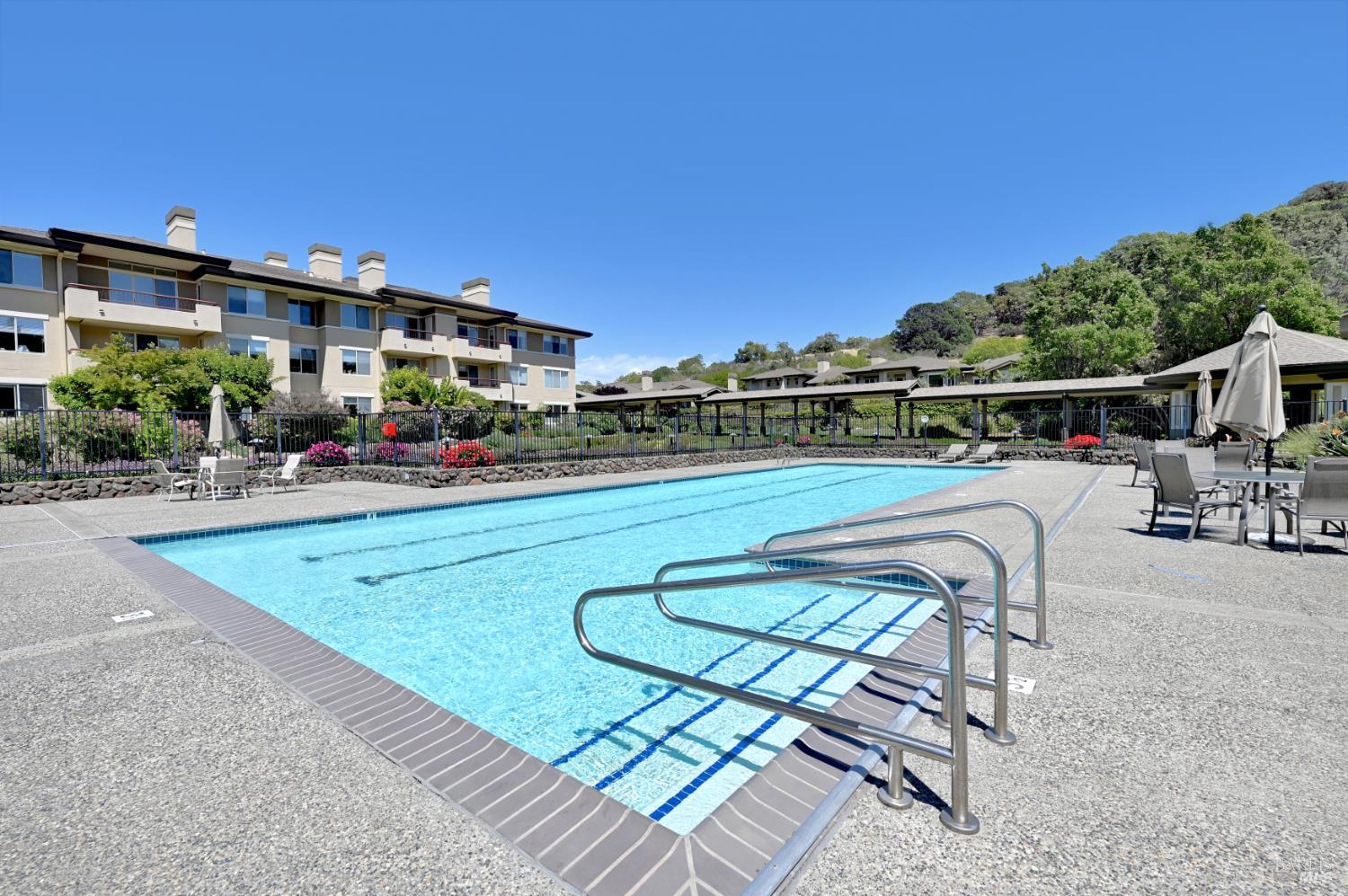 Detail Gallery Image 18 of 19 For 400 Deer Valley Rd 3g,  San Rafael,  CA 94903 - 1 Beds | 2 Baths