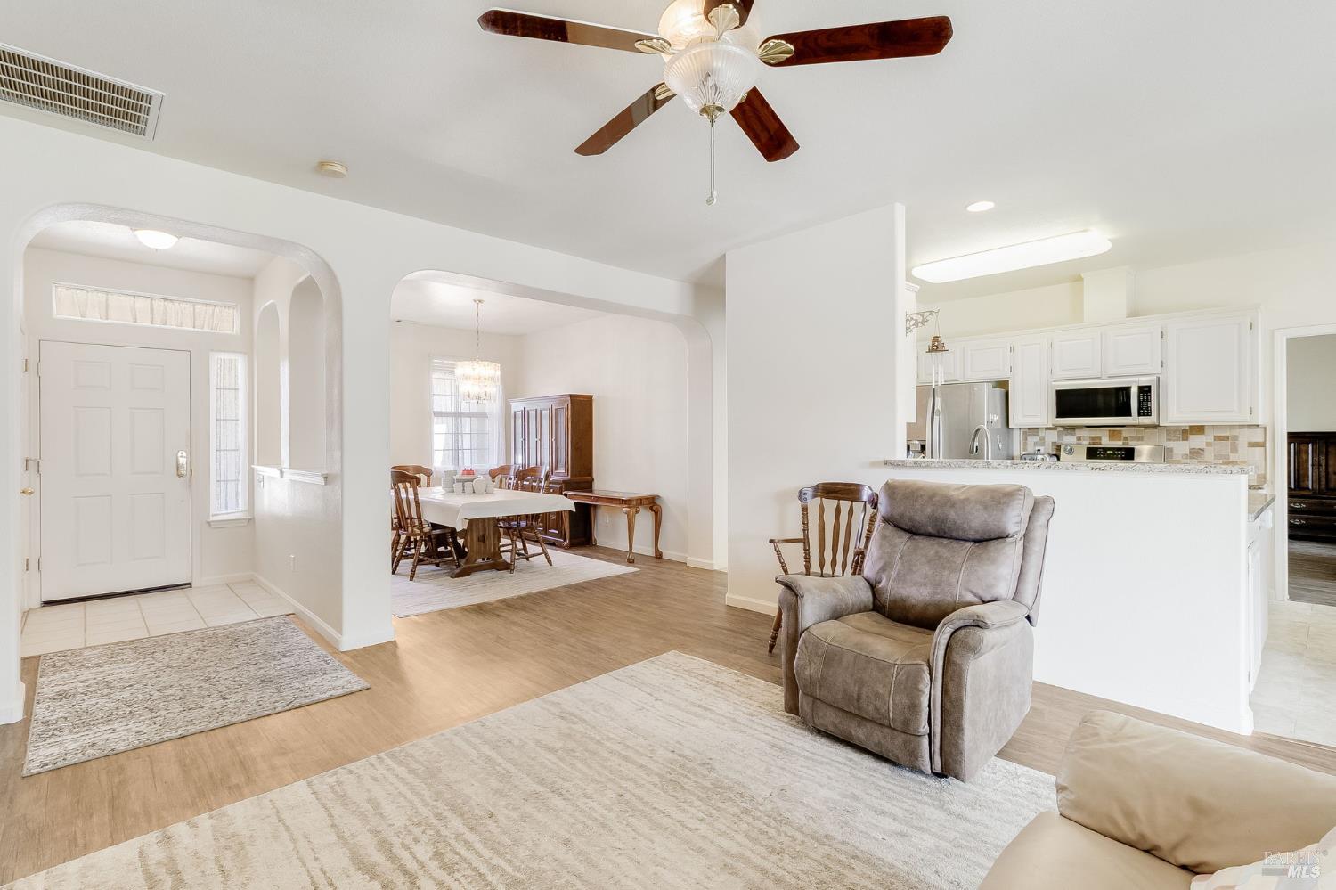 Detail Gallery Image 4 of 19 For 400 Wick Ct, Vacaville,  CA 95687 - 3 Beds | 2 Baths