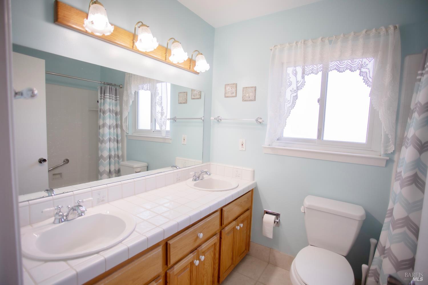 Detail Gallery Image 17 of 39 For 1688 Kearny Ct, Petaluma,  CA 94954 - 5 Beds | 2/1 Baths