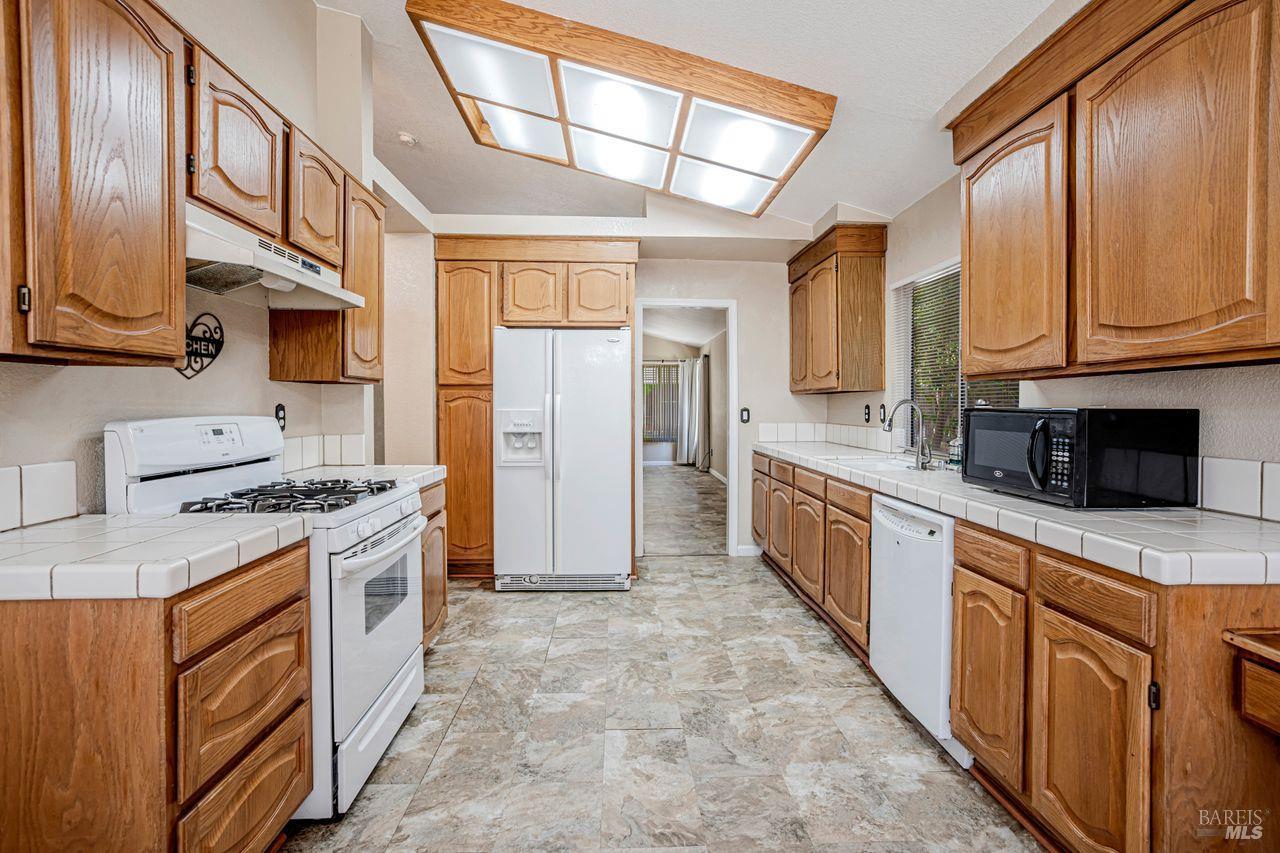 Detail Gallery Image 9 of 36 For 812 Sonnet Dr, Vacaville,  CA 95687 - 3 Beds | 2 Baths