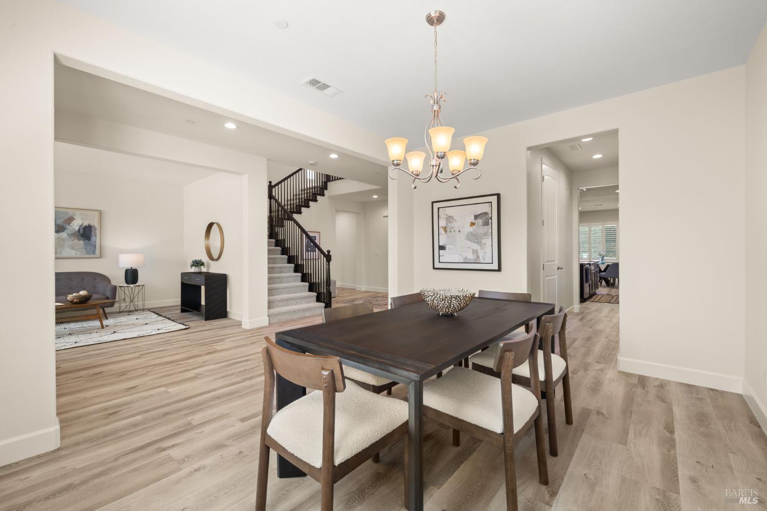 Detail Gallery Image 11 of 88 For 685 Elderberry Loop, Vacaville,  CA 95688 - 5 Beds | 4/1 Baths