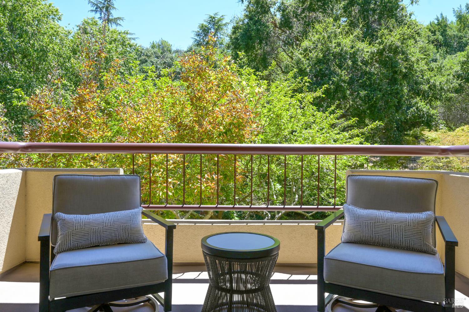 Detail Gallery Image 7 of 19 For 400 Deer Valley Rd 3g,  San Rafael,  CA 94903 - 1 Beds | 2 Baths