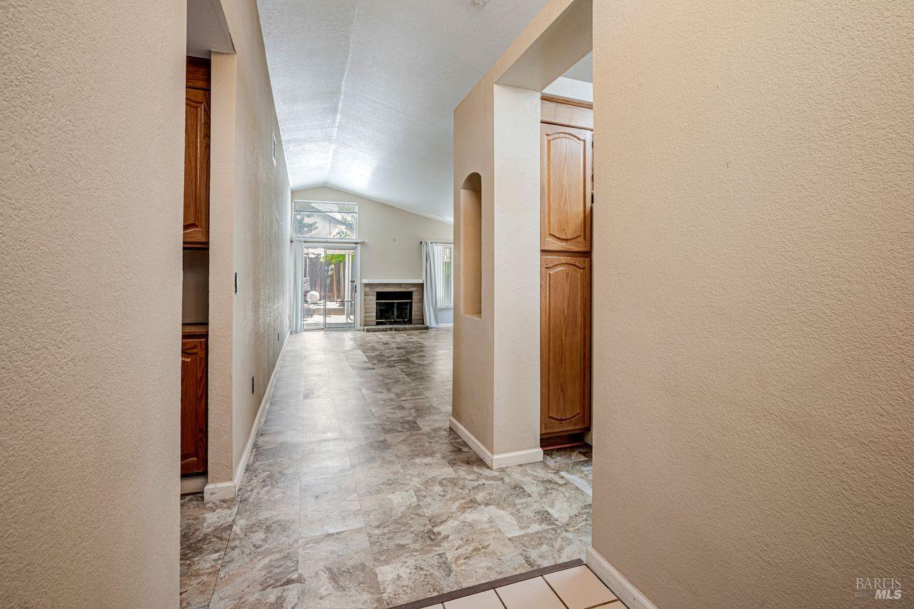 Detail Gallery Image 5 of 36 For 812 Sonnet Dr, Vacaville,  CA 95687 - 3 Beds | 2 Baths