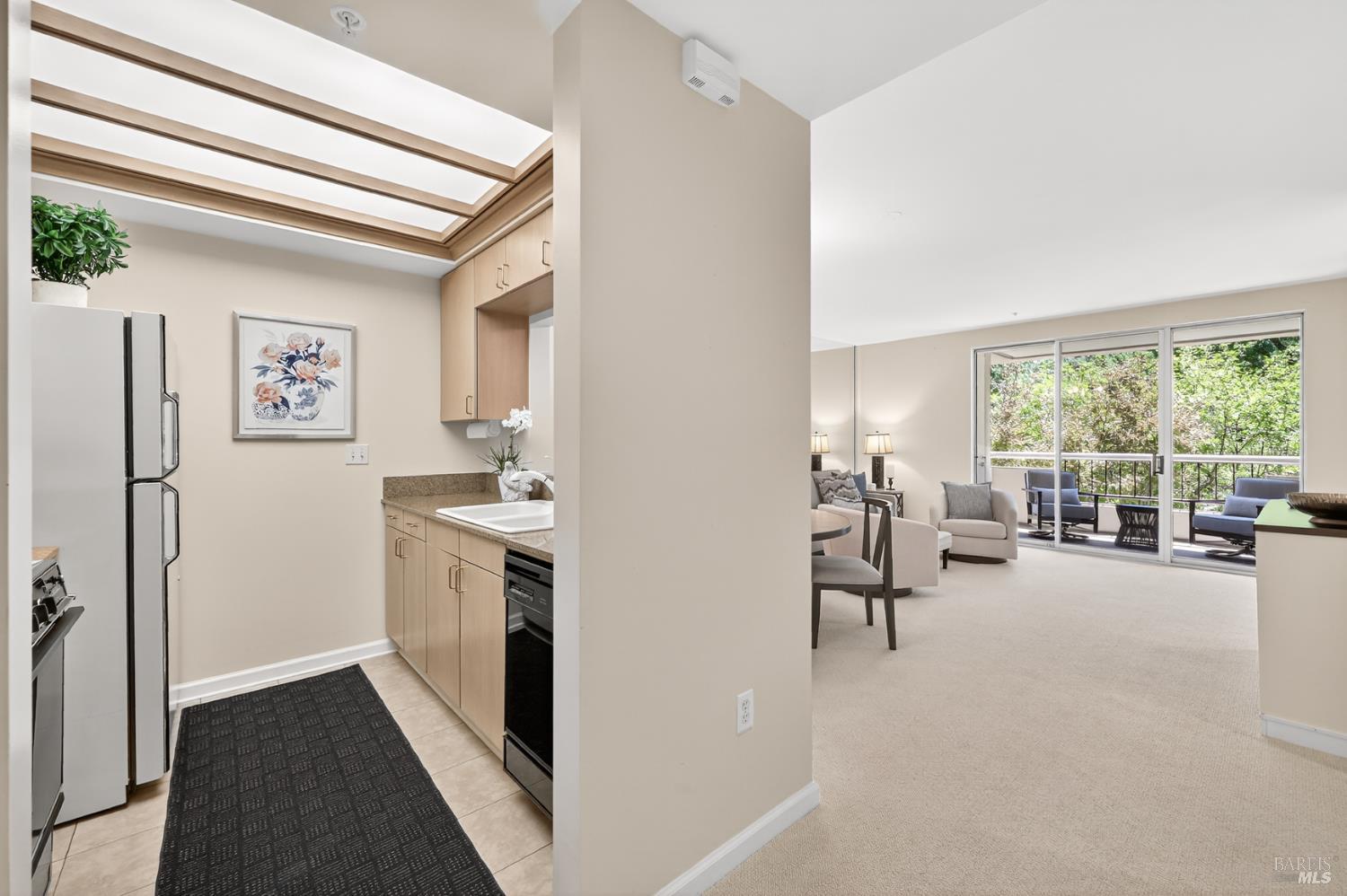 Detail Gallery Image 3 of 19 For 400 Deer Valley Rd 3g,  San Rafael,  CA 94903 - 1 Beds | 2 Baths
